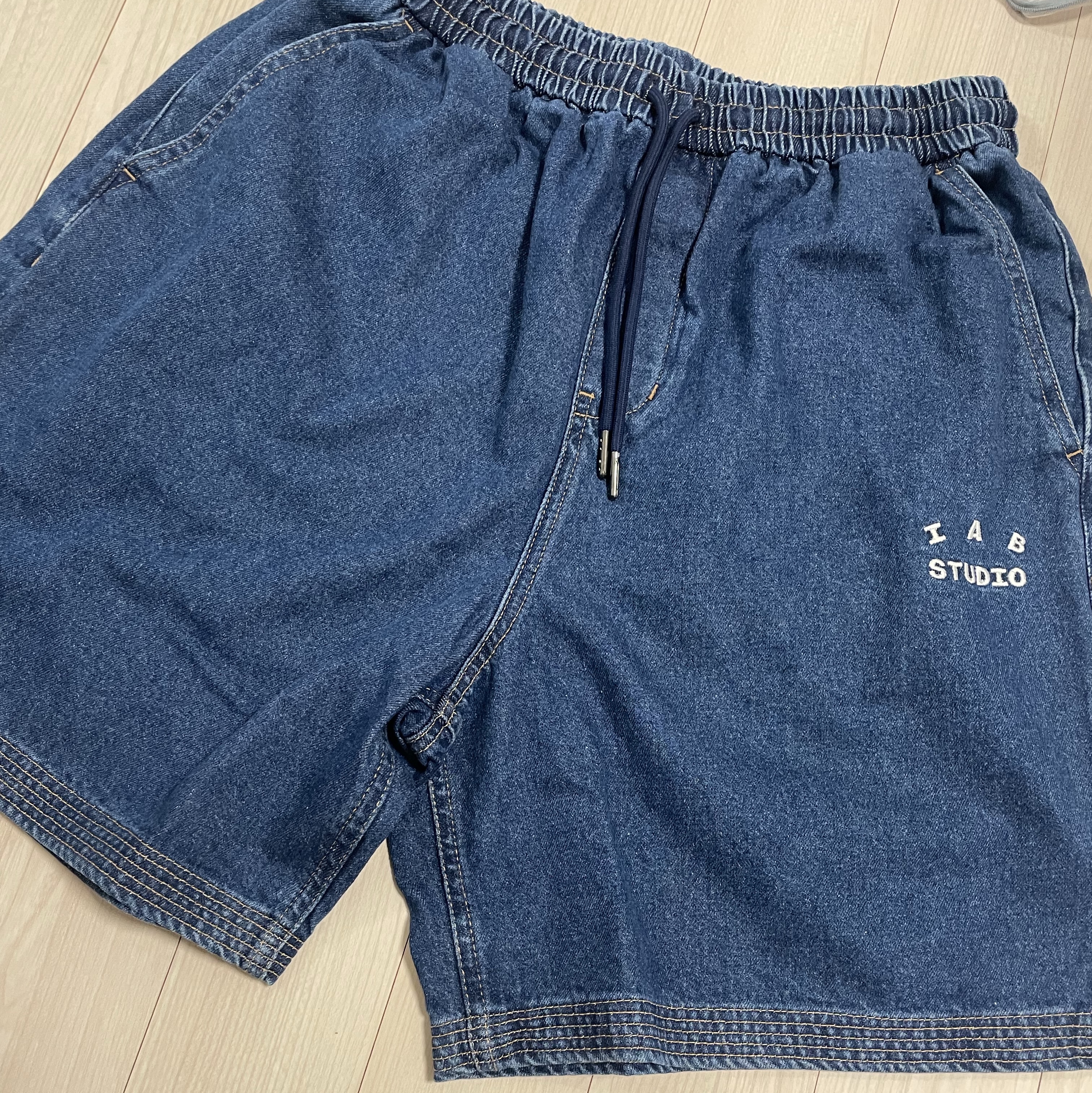 IAB Studio Denim Shorts Deep Blue 착용 스타일 - 1
