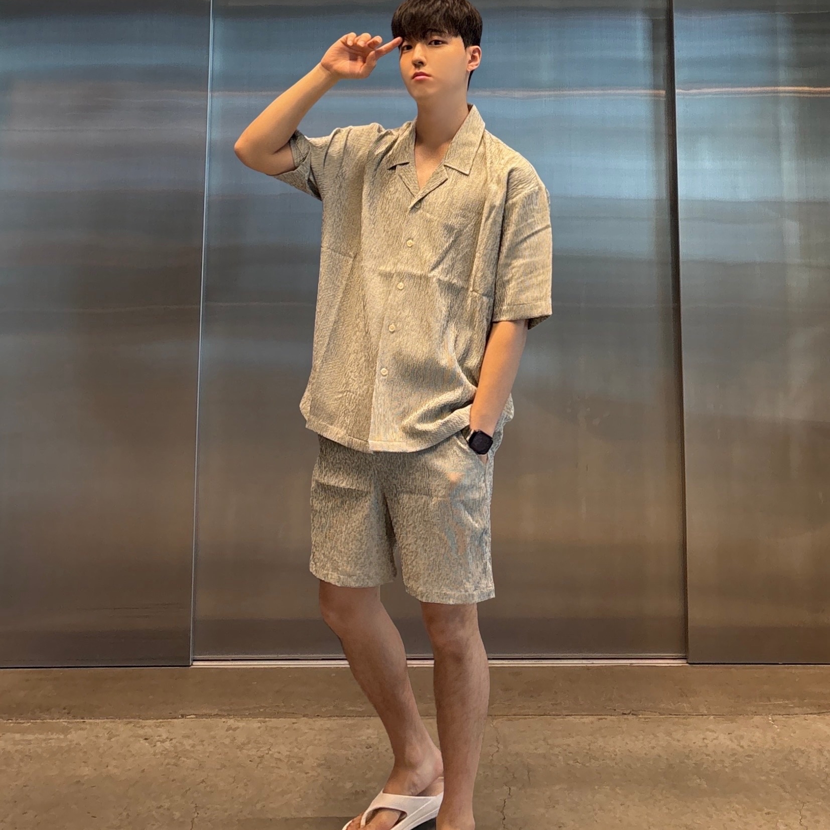 AMOU Wrinkle Stripe Open Collar Half Shirts Black, AMOU Wrinkle Stripe Open Collar Half Shirts Red 착용 스타일 - 1