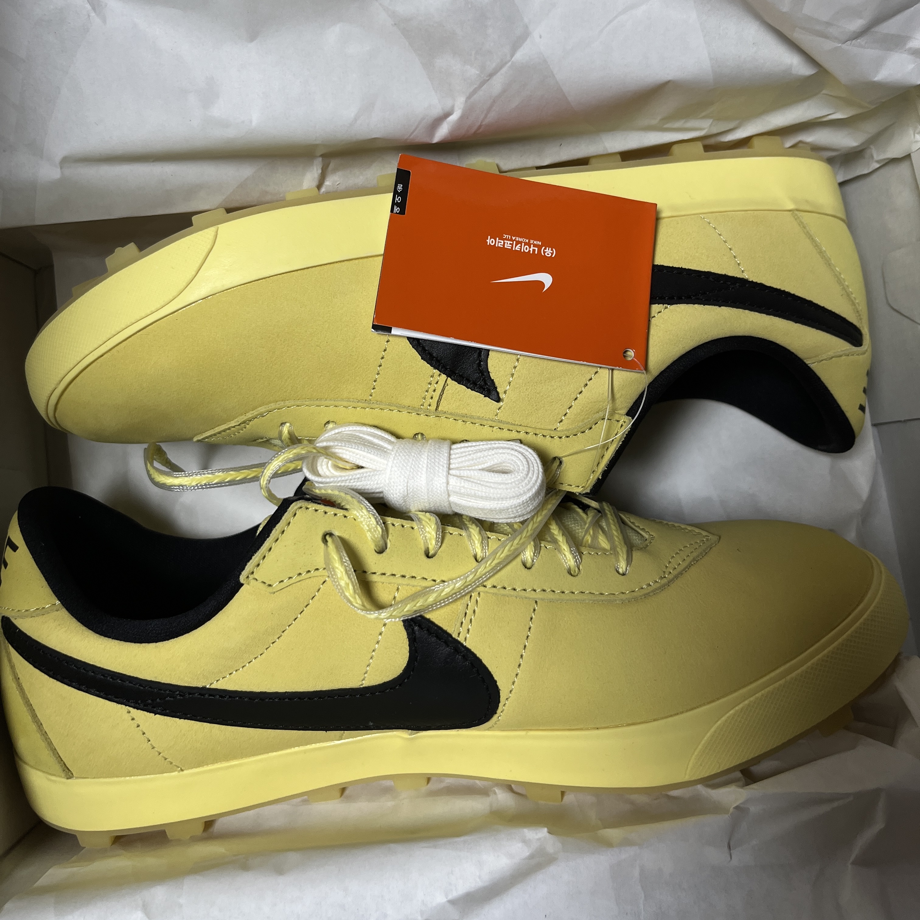 Nike Astrograbber Soft Yellow and Black 착용 스타일