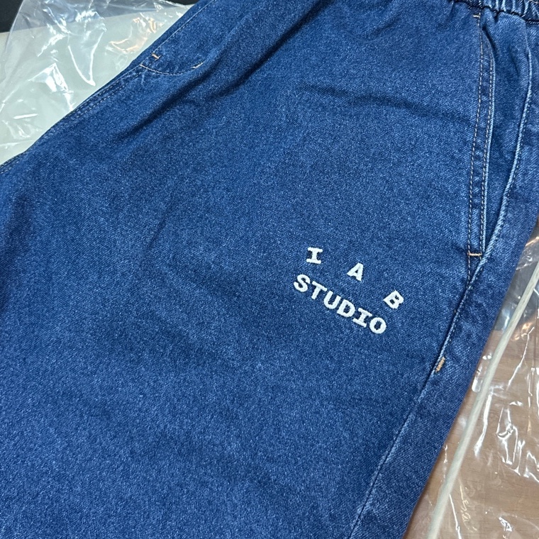 IAB Studio Denim Shorts Deep Blue 착용 스타일