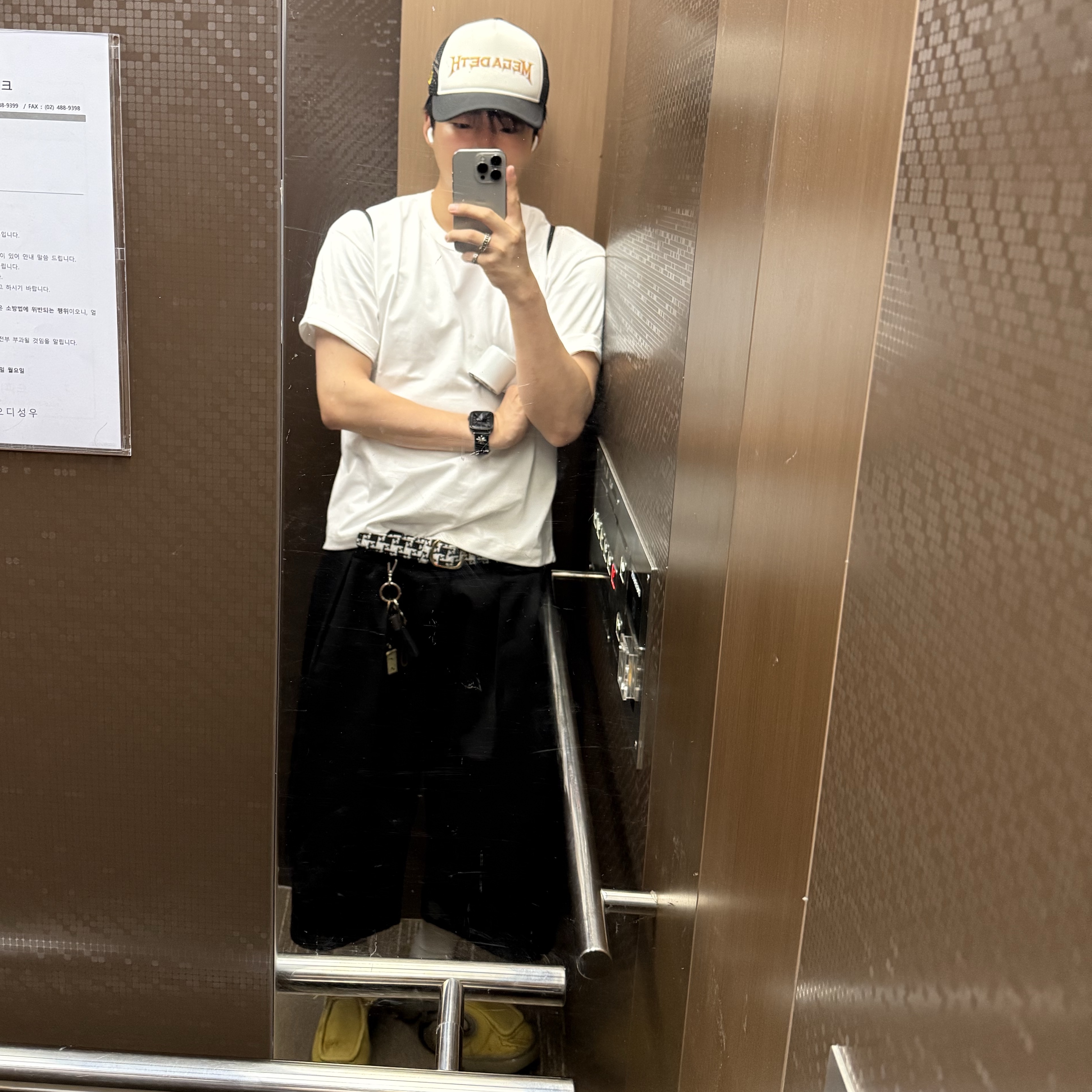 Burberry Nubuck Creeper Shoes, New Era x Megadeth A-Frame Trucker Ball Cap White Black 착용 스타일 - 1