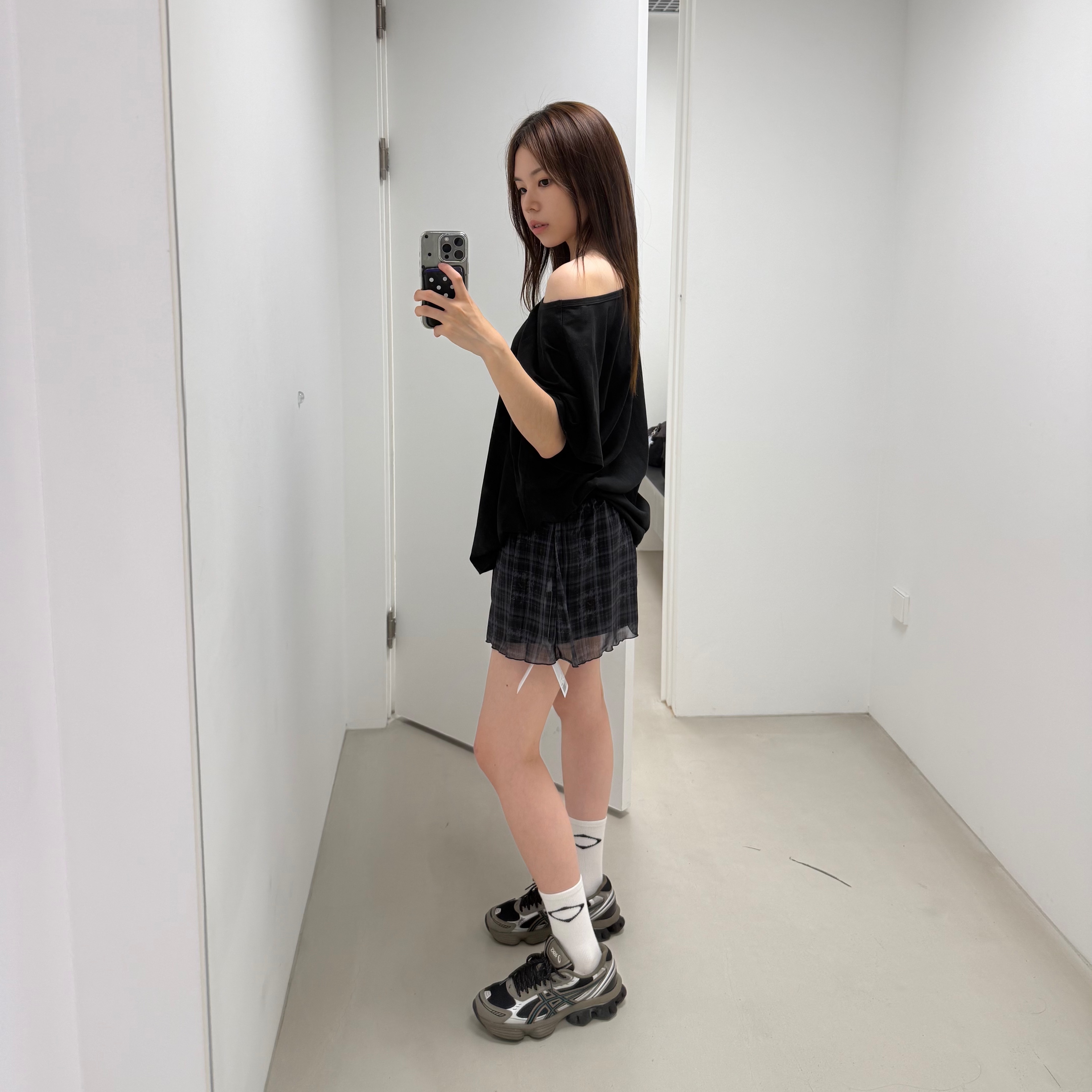 Asics Gel-Kinetic Fluent Black Dark Taupe, OJOS Reversible Plaid Track Shorts Black 착용 스타일 - 2