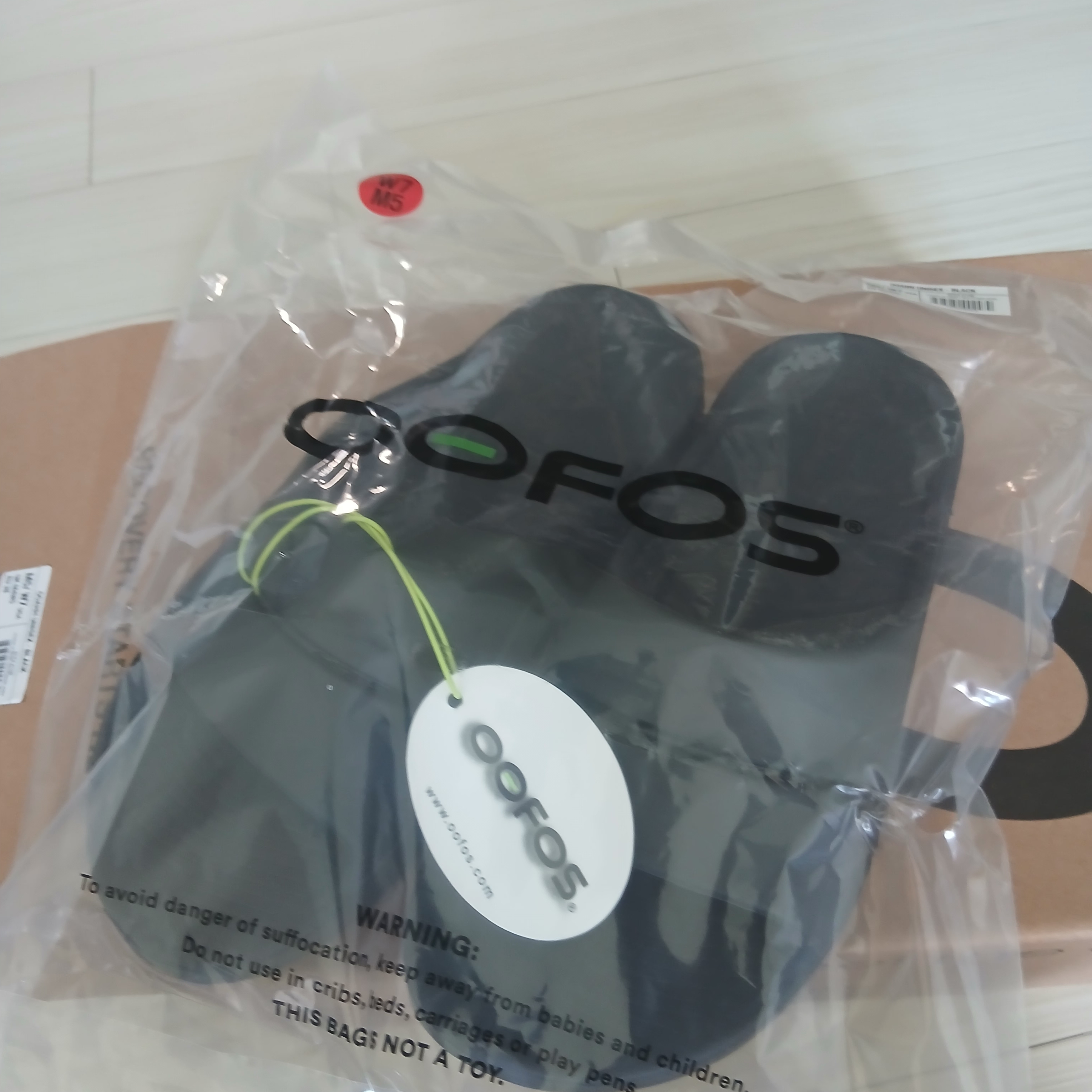 Oofos Ooahh Slide Black 착용 스타일 - 1