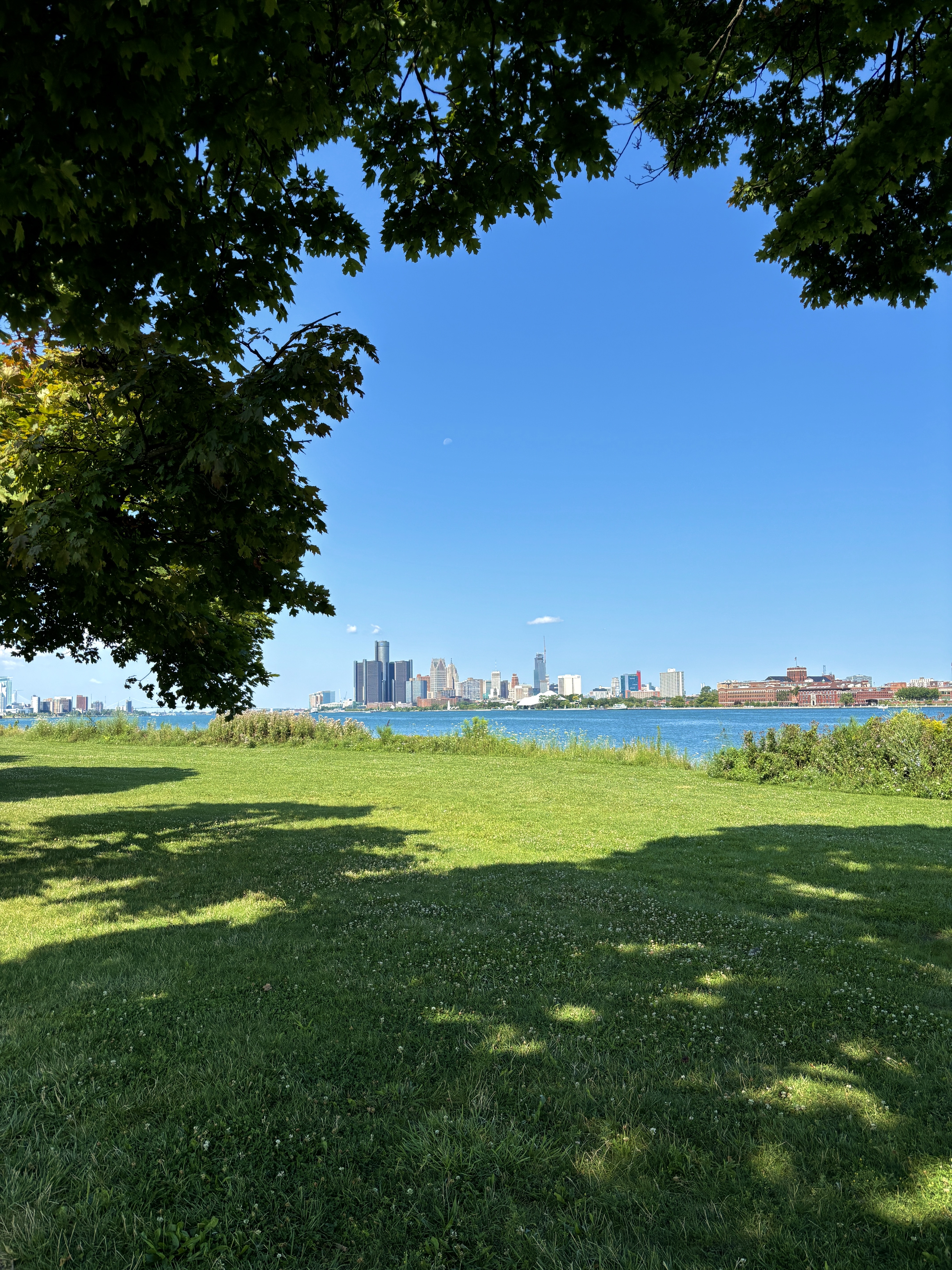 Apple AirPods Max Lightning Silver (Korean Ver.), Supreme Woven Shoulder Bag Grey - 24SS 착용 스타일 - 4