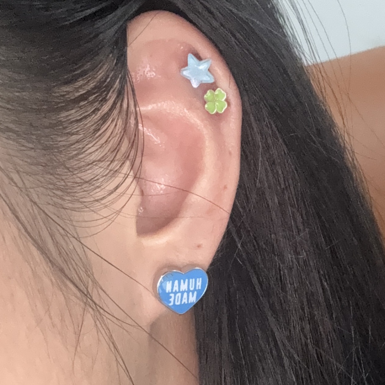 Human Made Heart Earrings Blue 착용 스타일 - 1