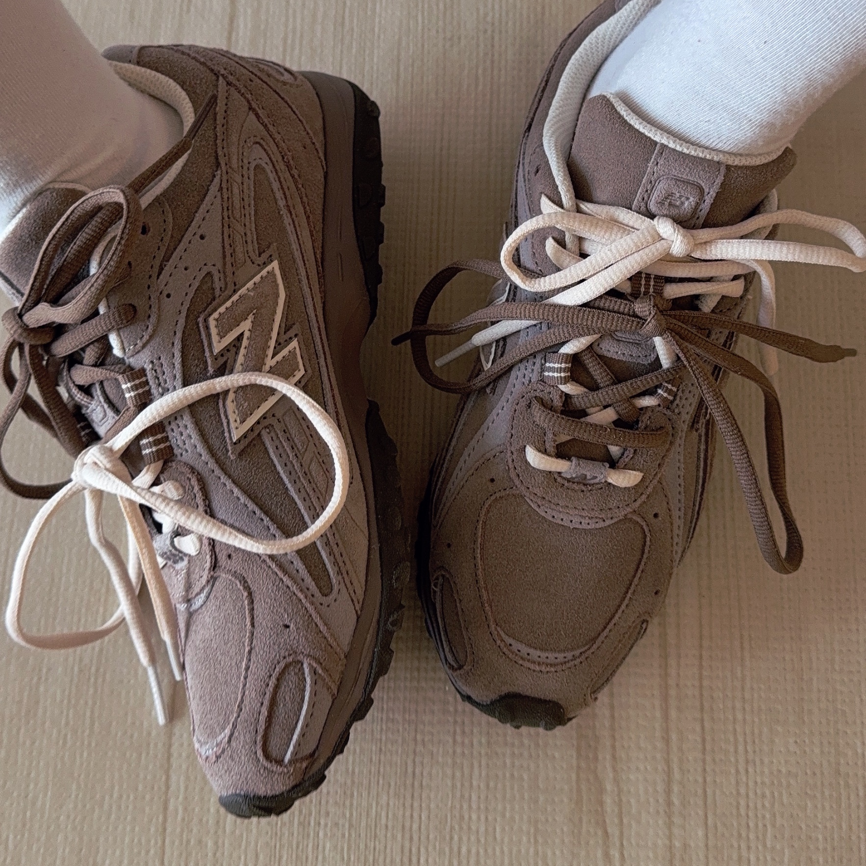 New Balance 204L Suede Mushroom Arid Stone 착용 스타일 - 2