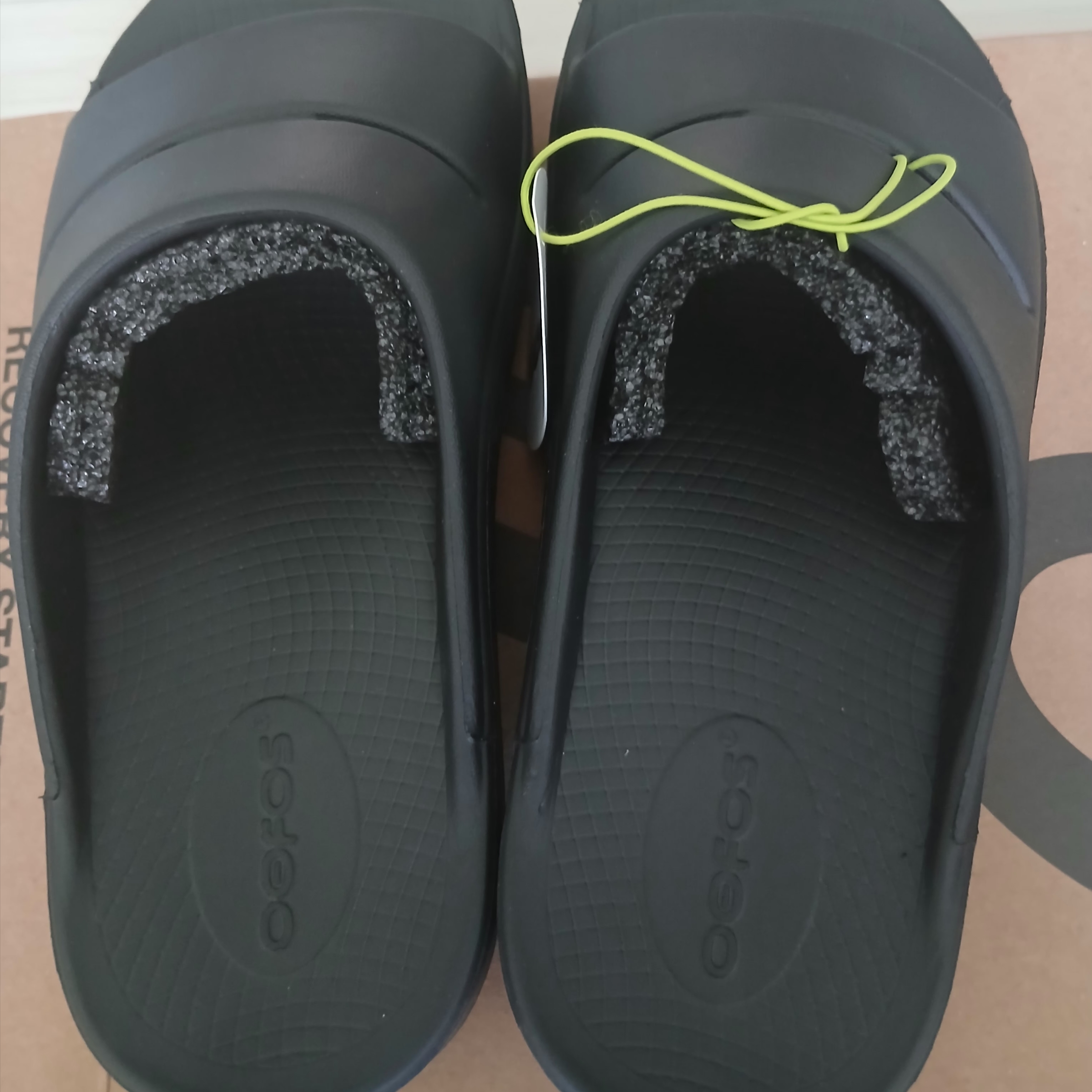 Oofos Ooahh Slide Black 착용 스타일 - 5