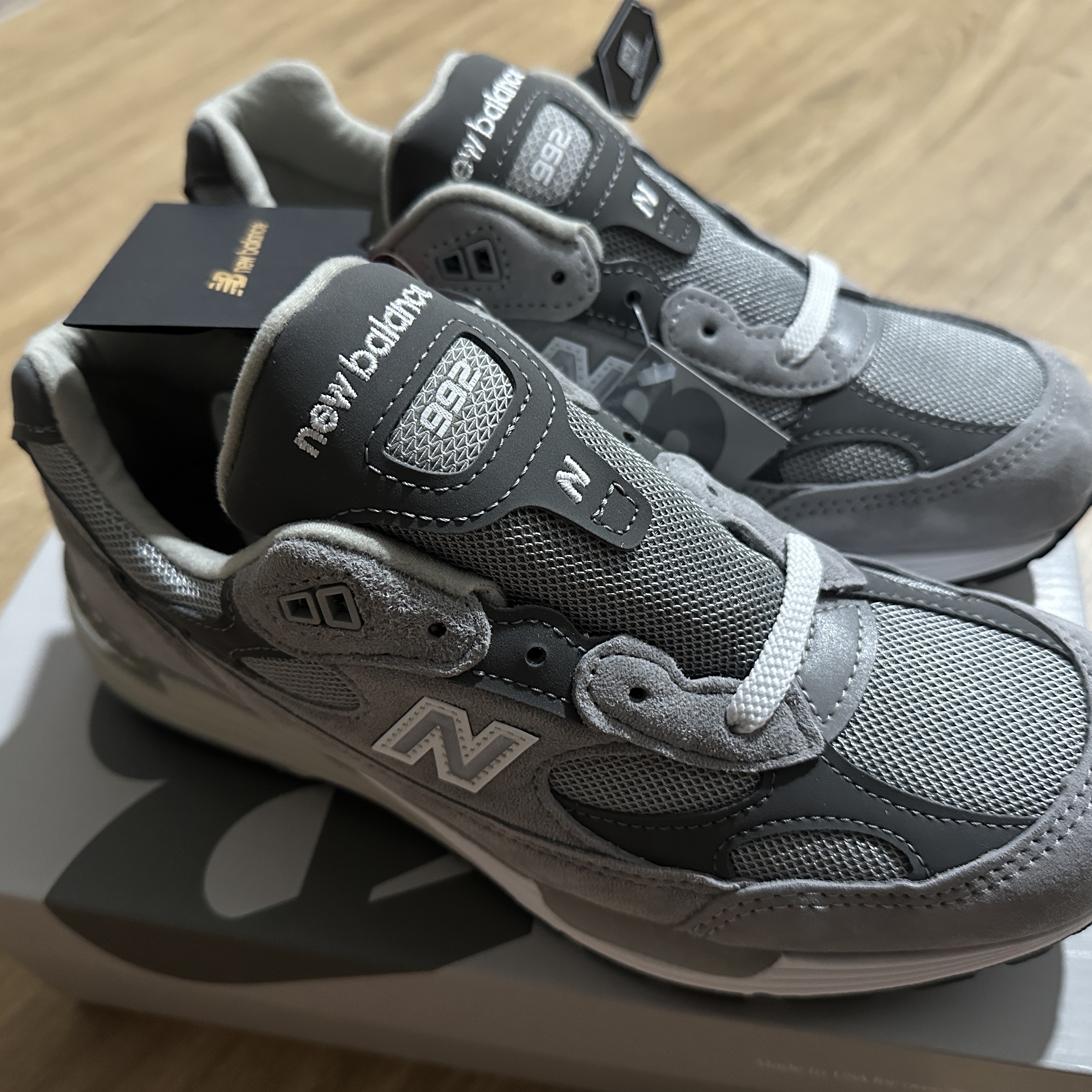New Balance 992 Made in USA Core Grey Silver Metallic 착용 스타일