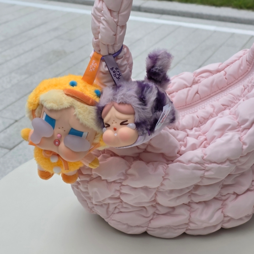 COS Quilted Messenger Bag Light Pink, Pop Mart Crybaby Crying Again Series Plush Keyring Duck You (Opened Case) 착용 스타일 - 2