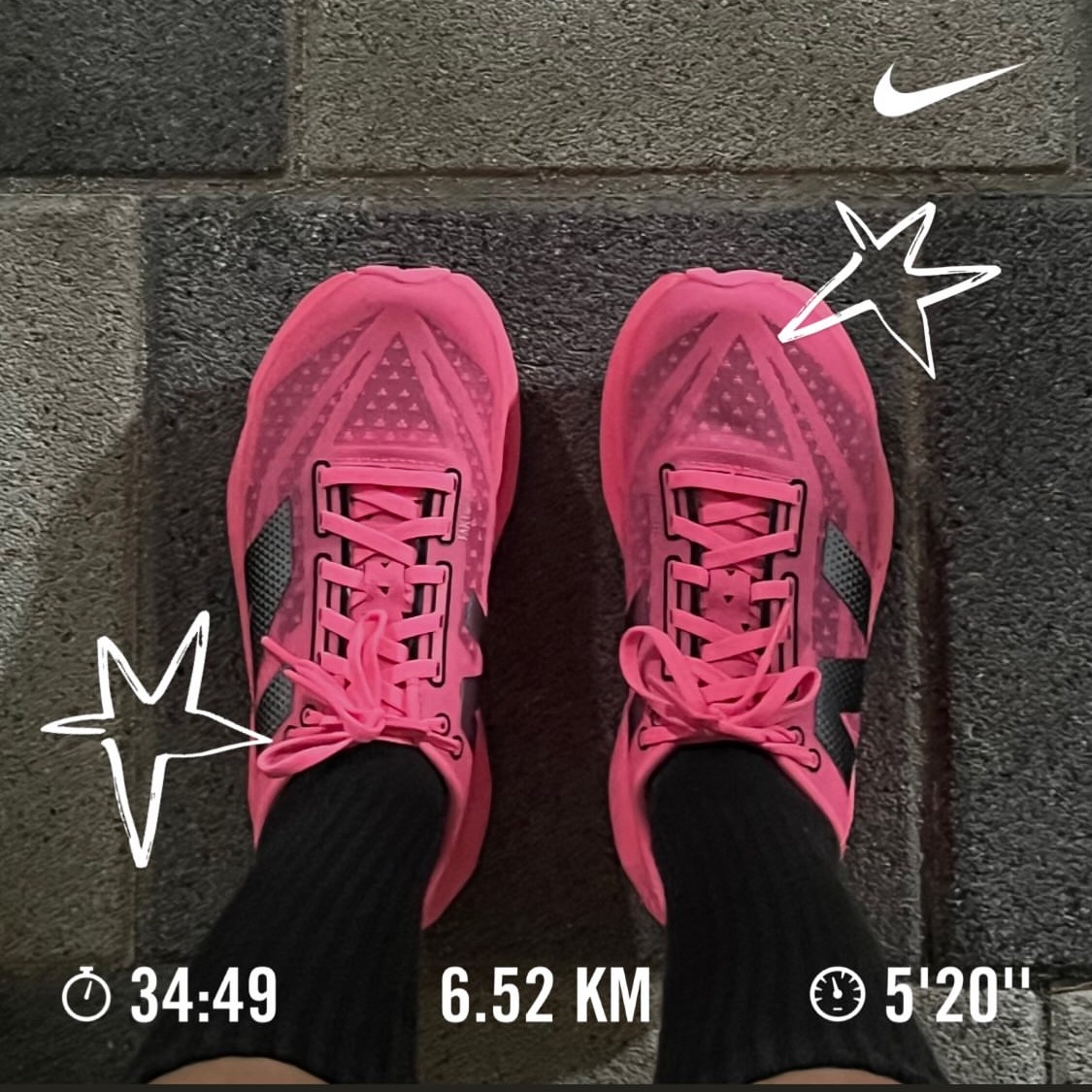 (W) New Balance FuelCell Rebel v4 Ultra Pink Black - D Wide, New Balance Fuelcell Rebel v4 Ultra Pink Black - D Standard 착용 스타일