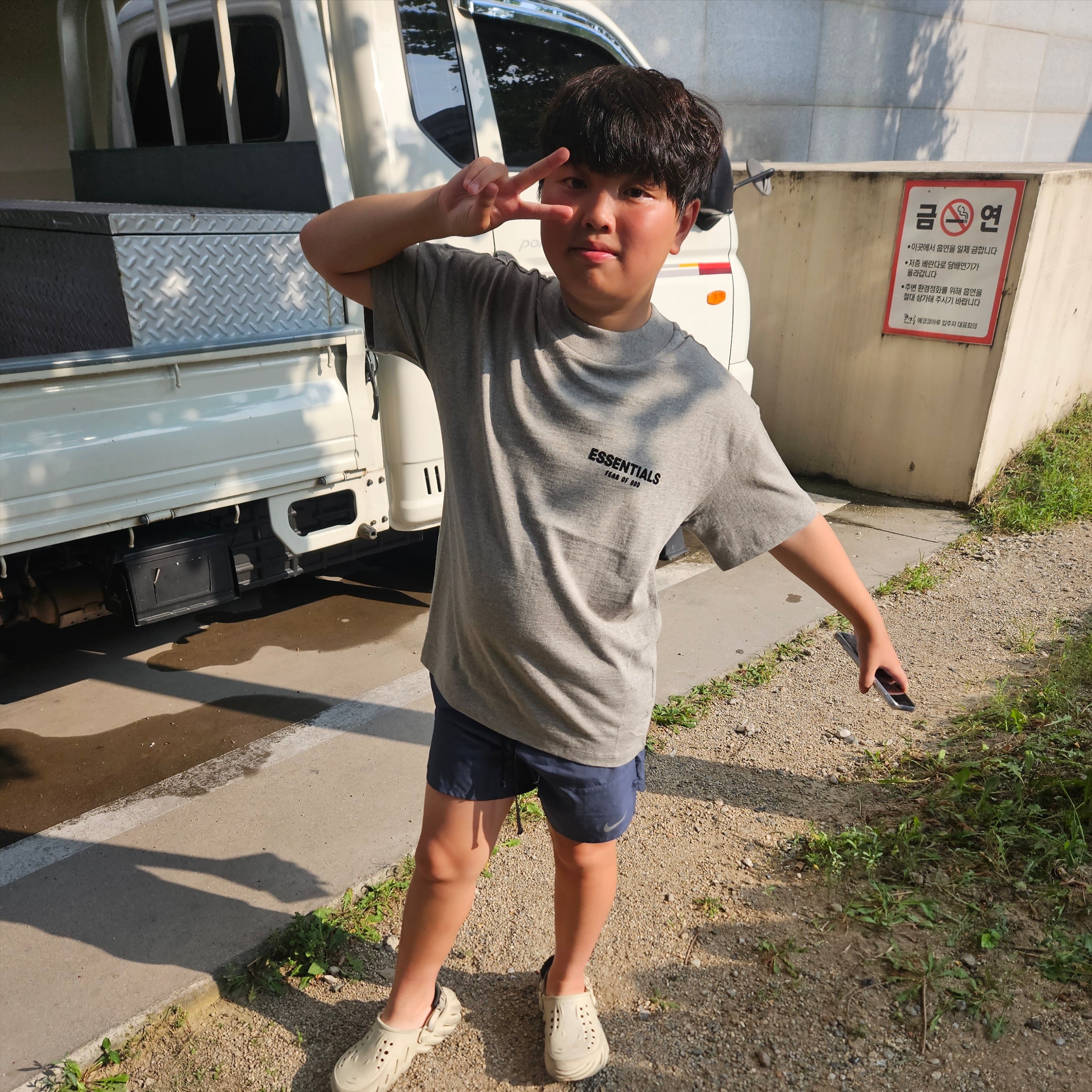 (Kids) Essentials The Core Collection T-Shirt Dark Oatmeal 착용 스타일
