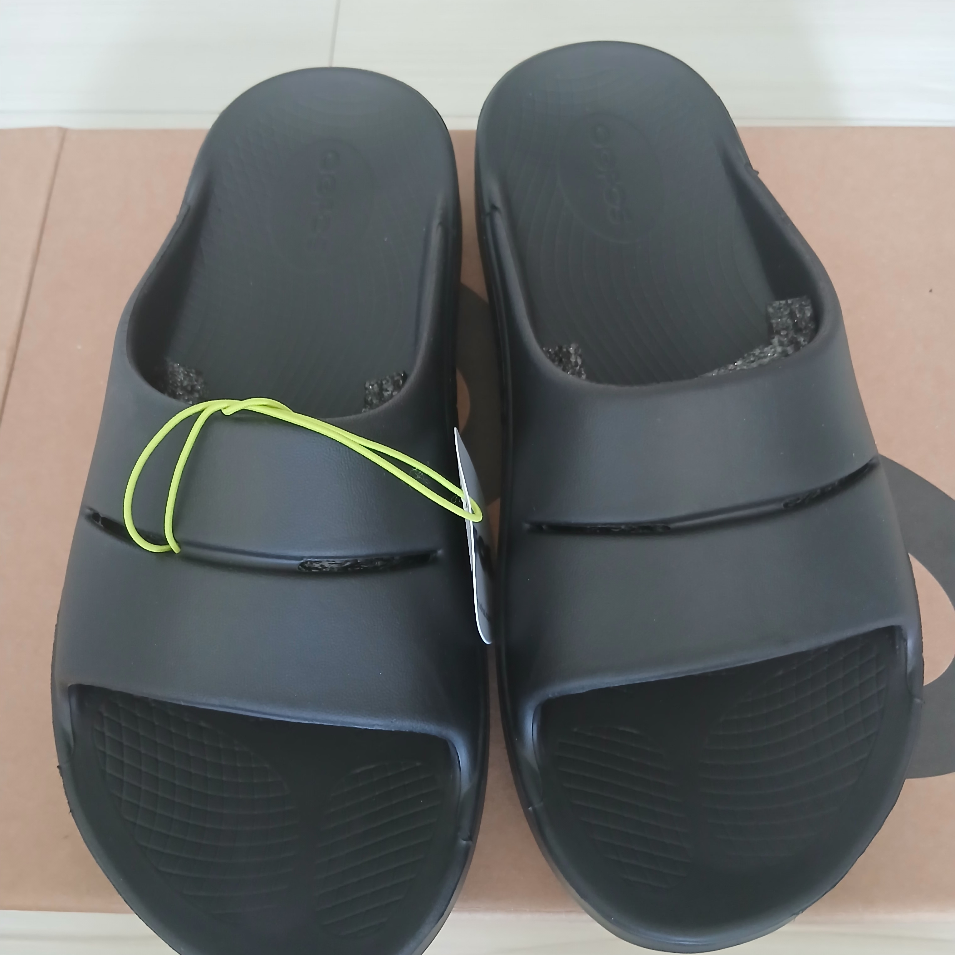 Oofos Ooahh Slide Black 착용 스타일 - 3