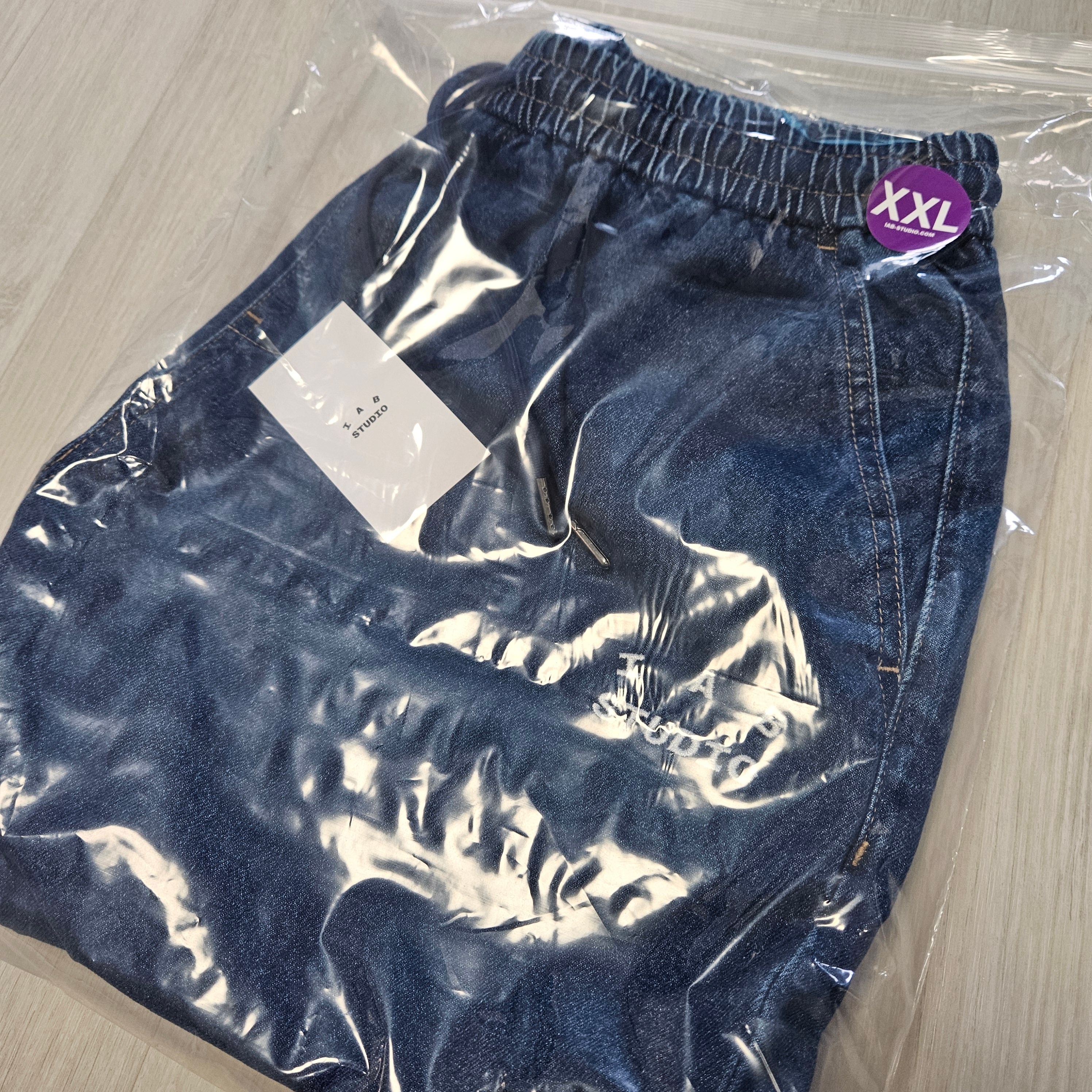 IAB Studio Denim Shorts Deep Blue 착용 스타일 - 1