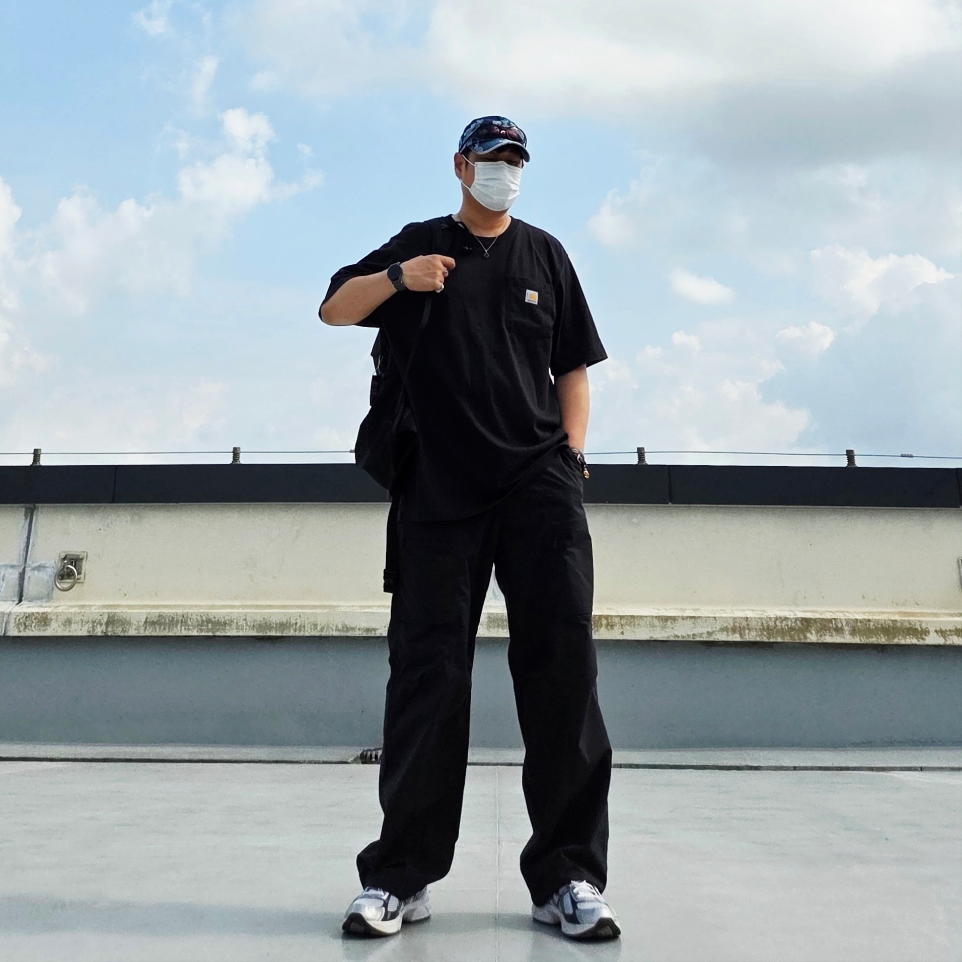 Salomon Trailblazer 20 Black, Carhartt Loose Fit Heavyweight Regular Short Sleeve Pocket T-Shirt Black 착용 스타일 - 1