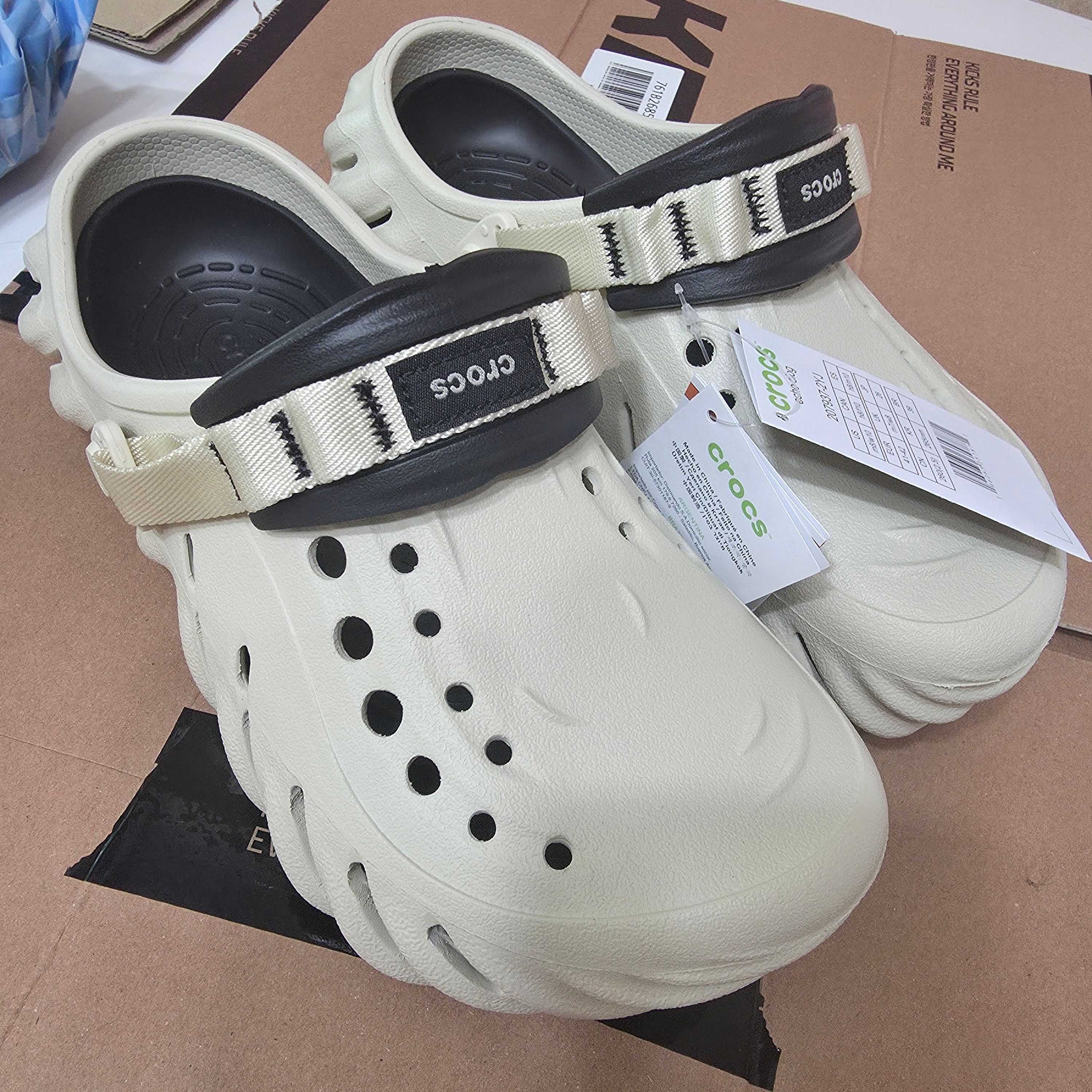 Crocs Echo Clog Bone Black 착용 스타일