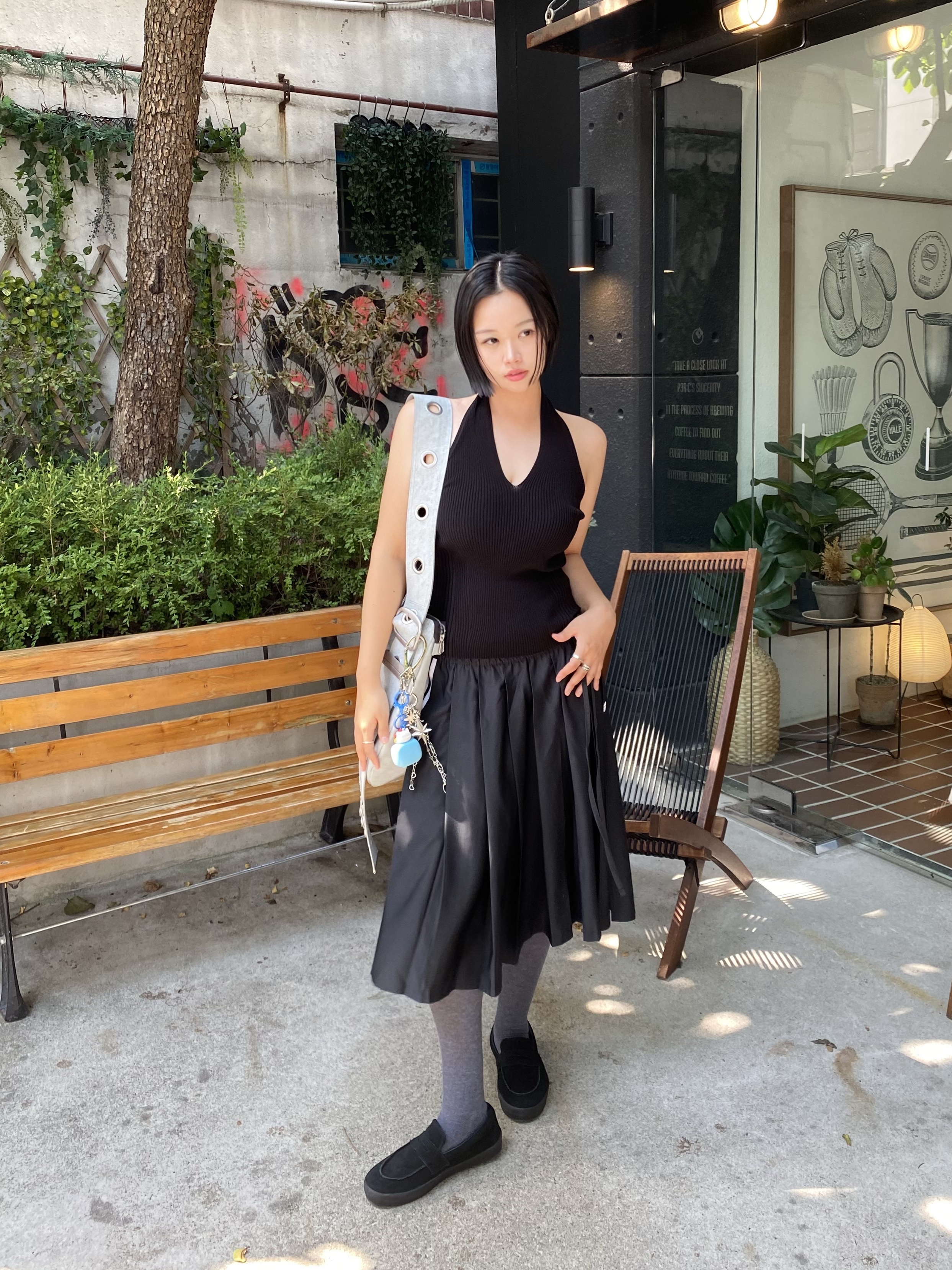 [KREAM 단독] Vacant Archive Bella Wide Strap Hobo Bag Dirty White 착용 스타일