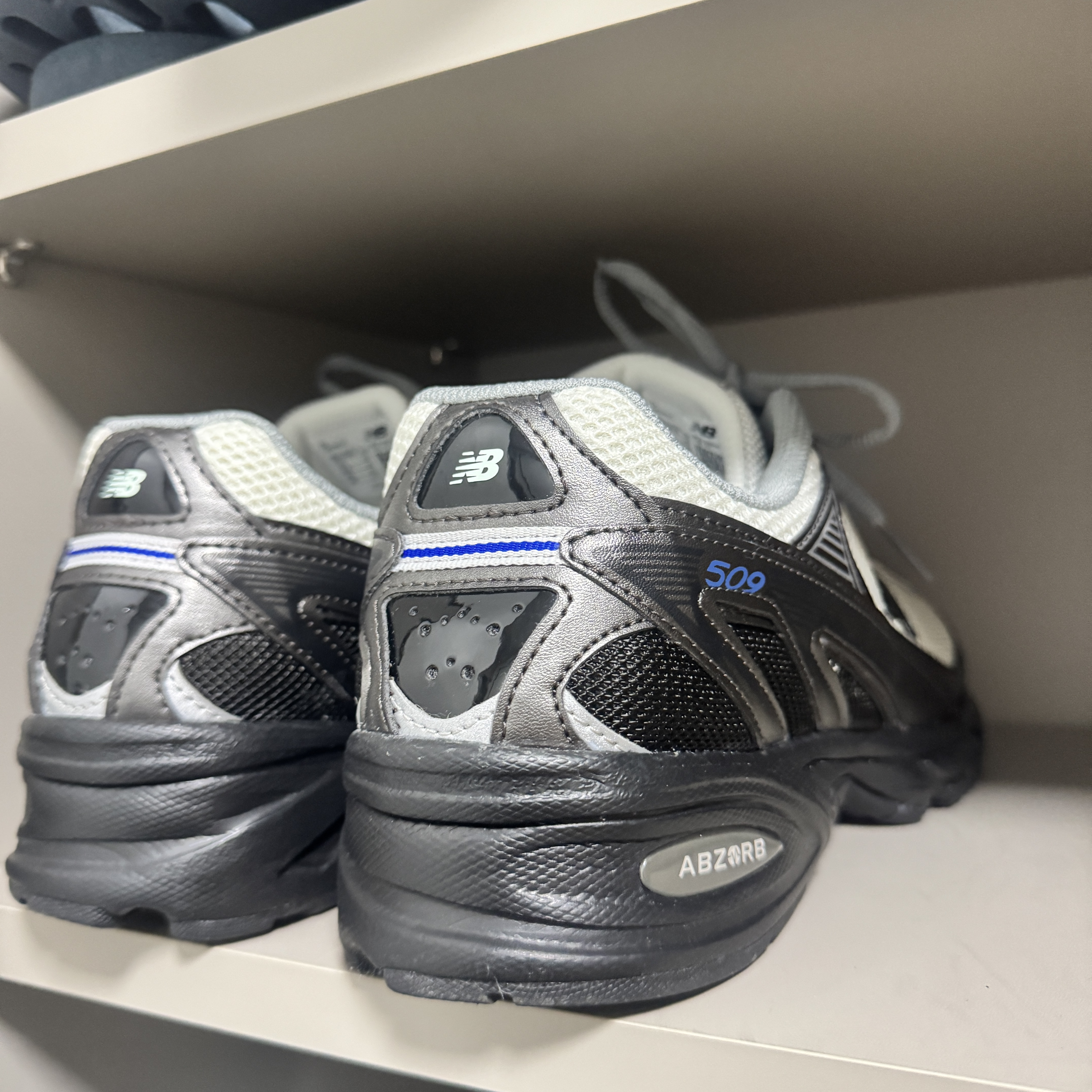 New Balance 509 Black Gray 착용 스타일 - 2