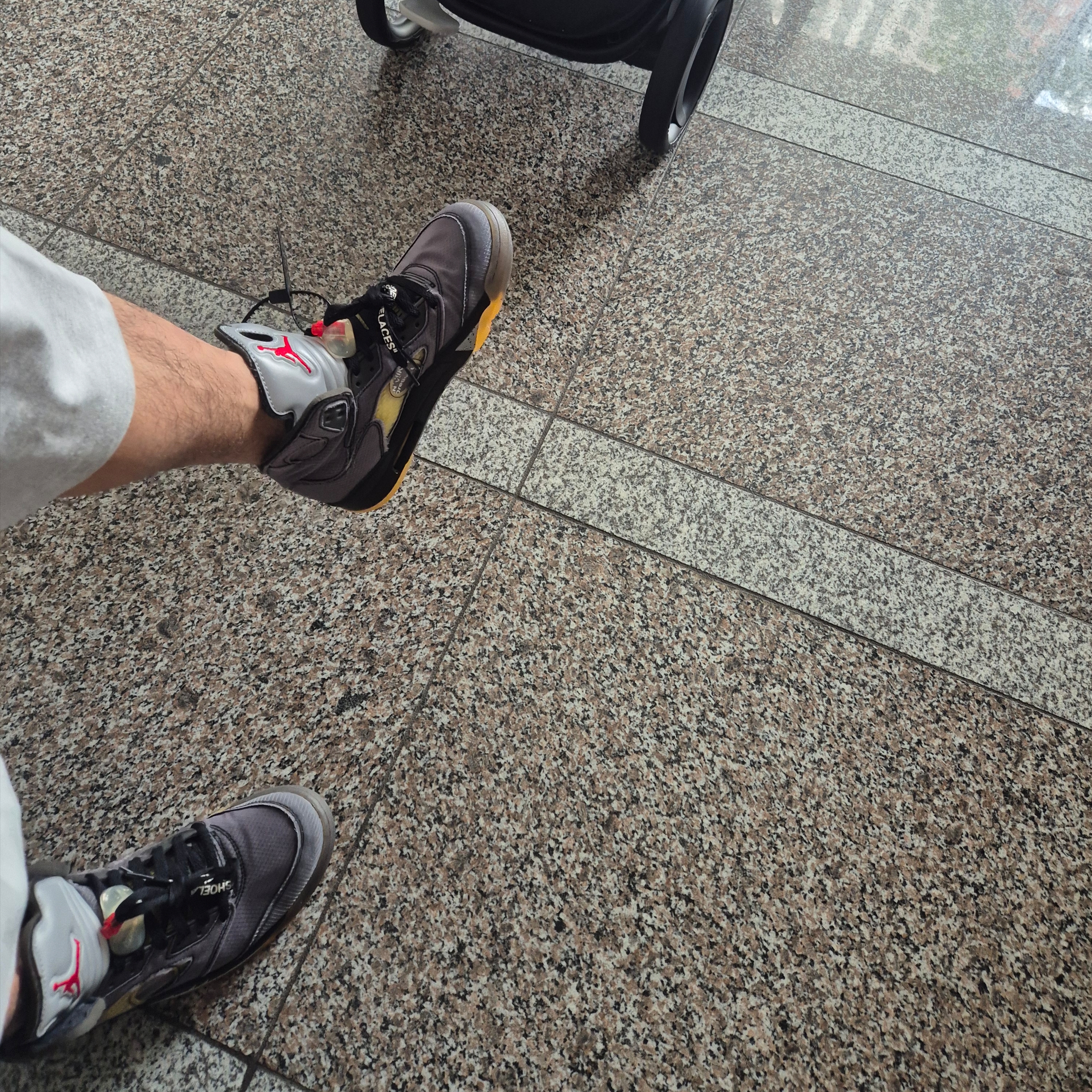 Jordan 5 x Off-White Retro SP Black Muslin, Jordan 5 x Off-White Retro SP Sail Fire Red 착용 스타일 - 10