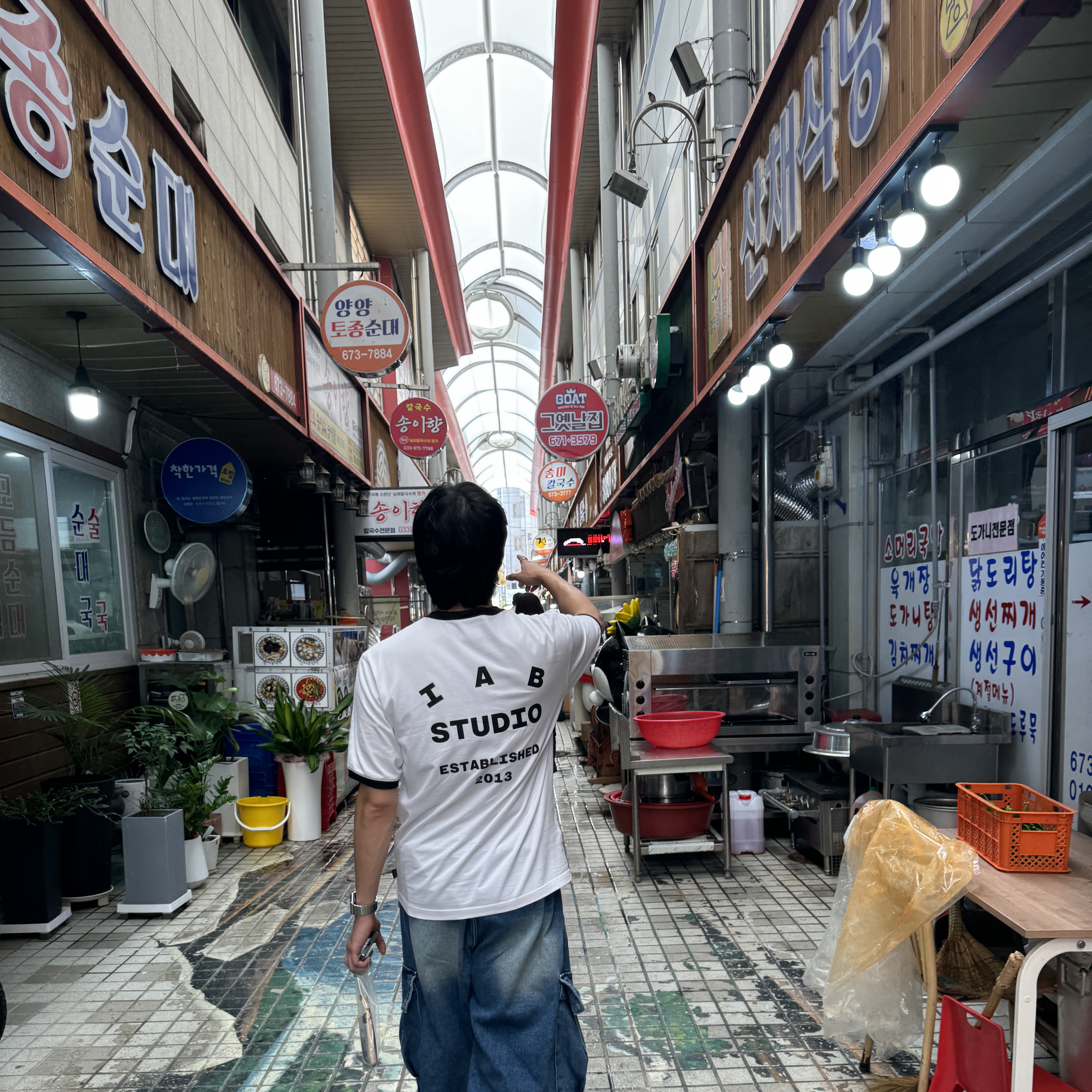 IAB Studio Established T-Shirt White Black 착용 스타일