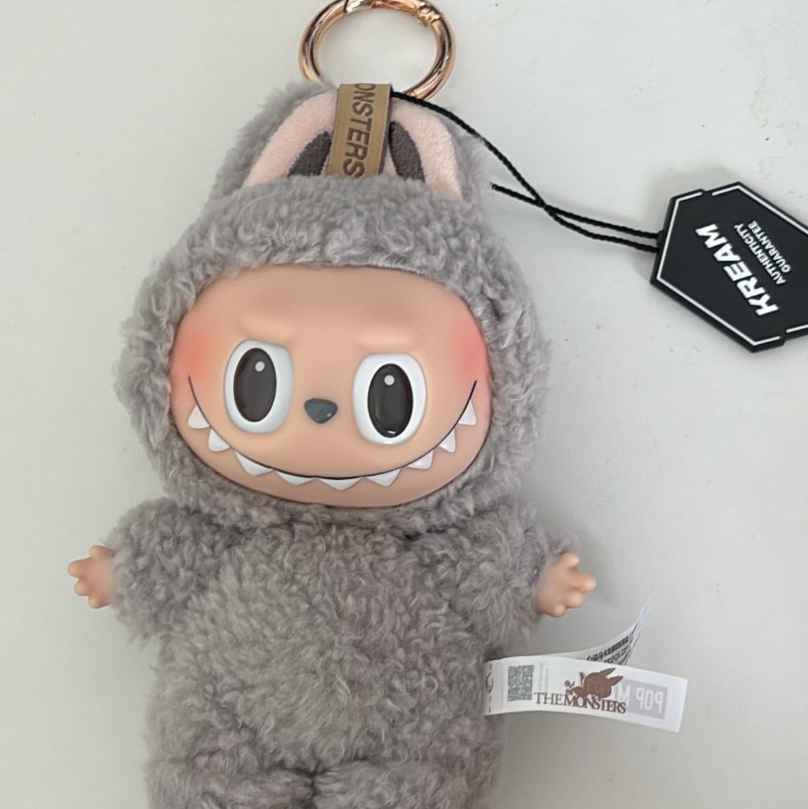 Pop Mart Labubu The Monsters Labubu Tasty Macarons Series Sesame Bean Keyring (Opened Case) 착용 스타일