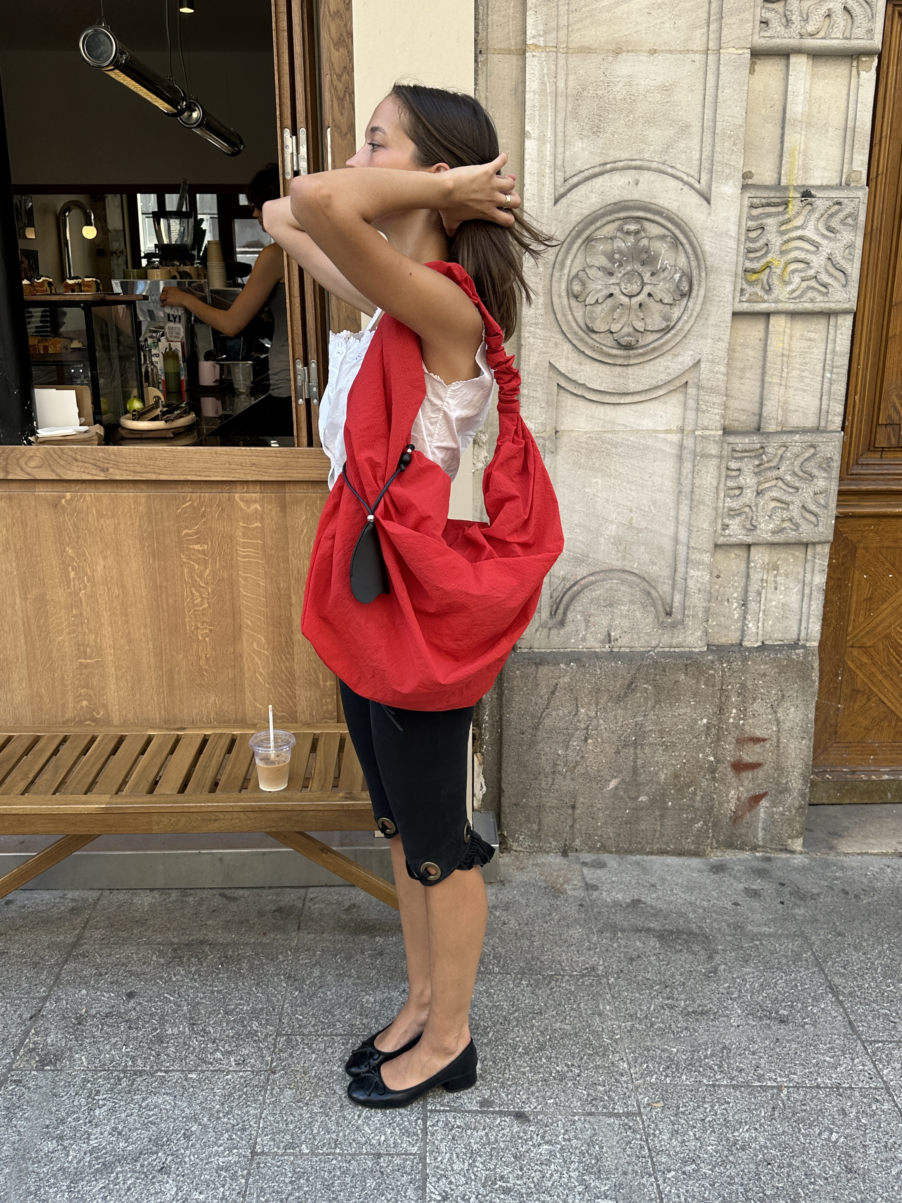 ACOC Large Tangle Twist Bag_Red 착용 스타일 - 3