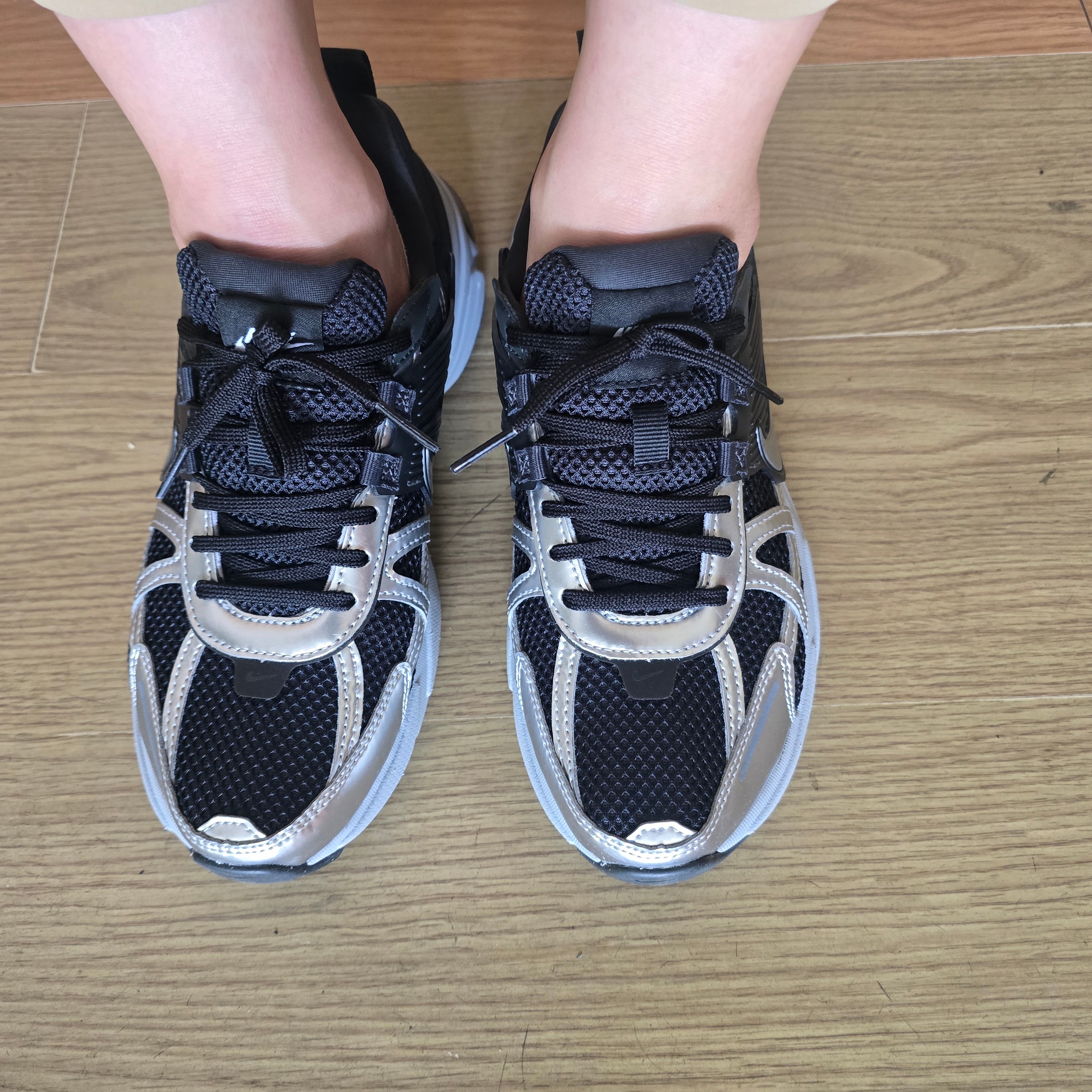 (W) Nike V2K Run Black Dark Smoke Grey 착용 스타일 - 1
