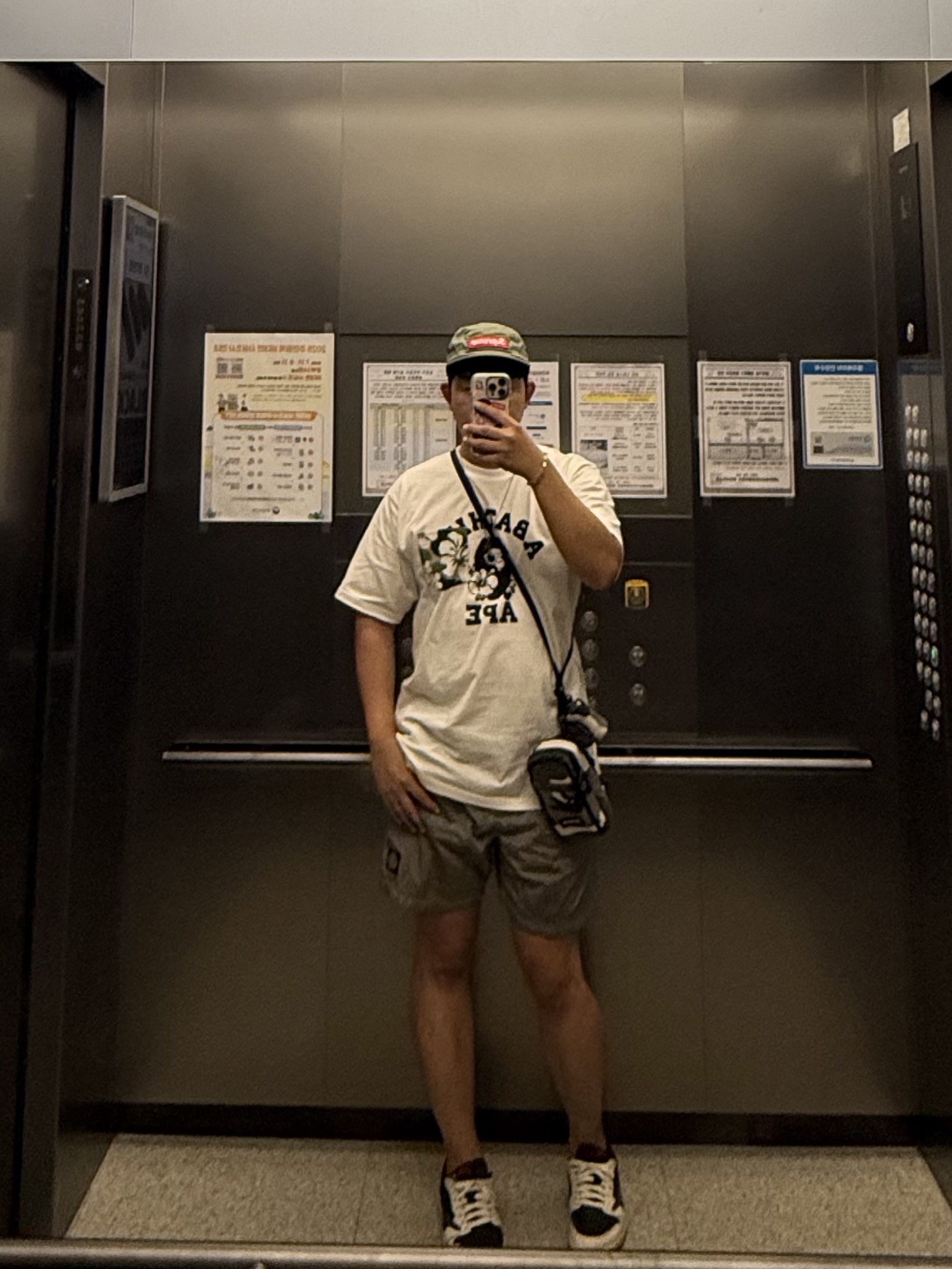 BAPE ABC Resort Camo Pocket College T-Shirt White, Stone Island B100009 Nylon Metal in Econyl Pocket Details Regular Fit Swim Trunks Pearl Grey - 25SS 착용 스타일