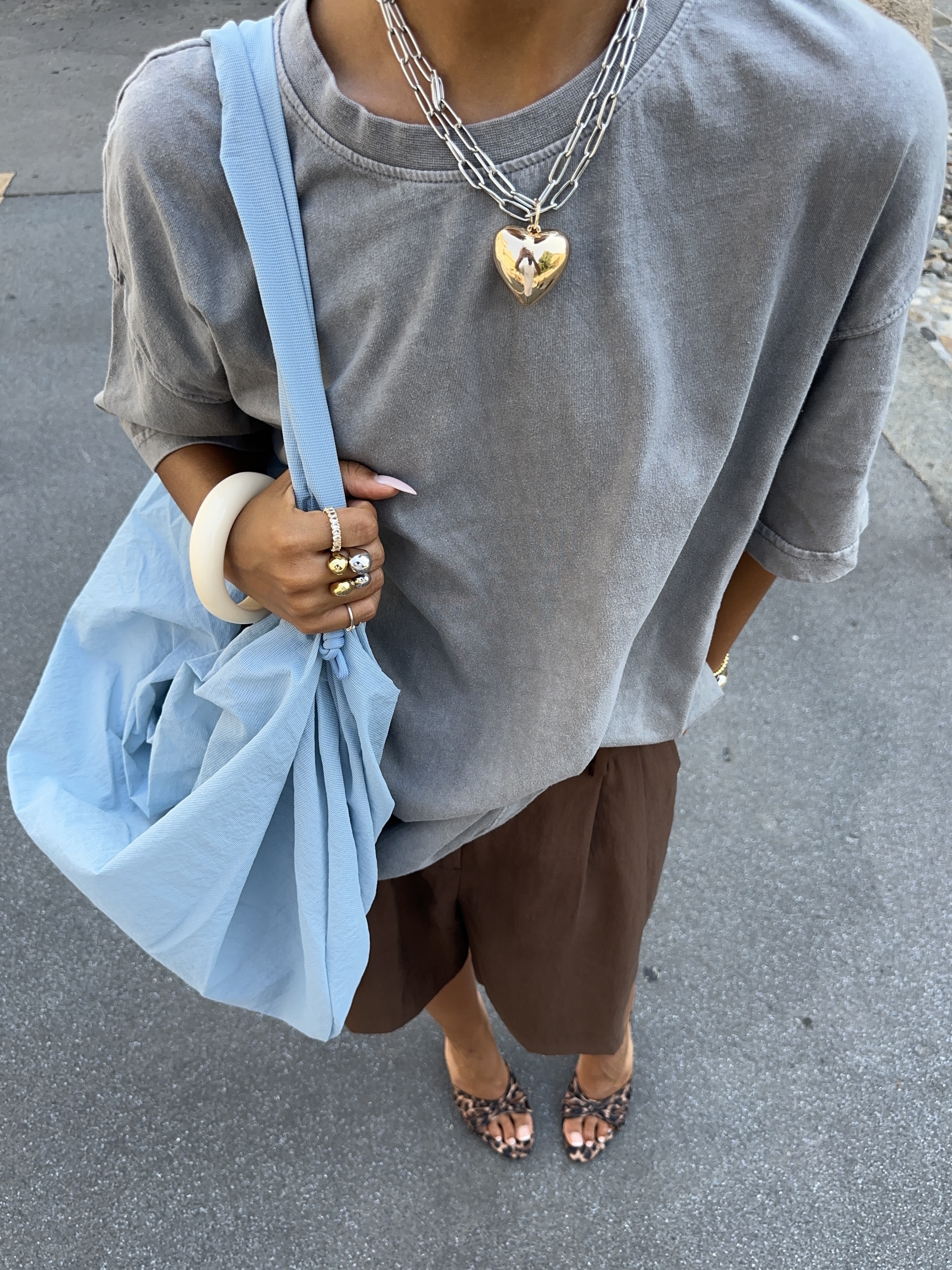 ACOC Large Tangle Twist Bag_Light Blue 착용 스타일 - 1