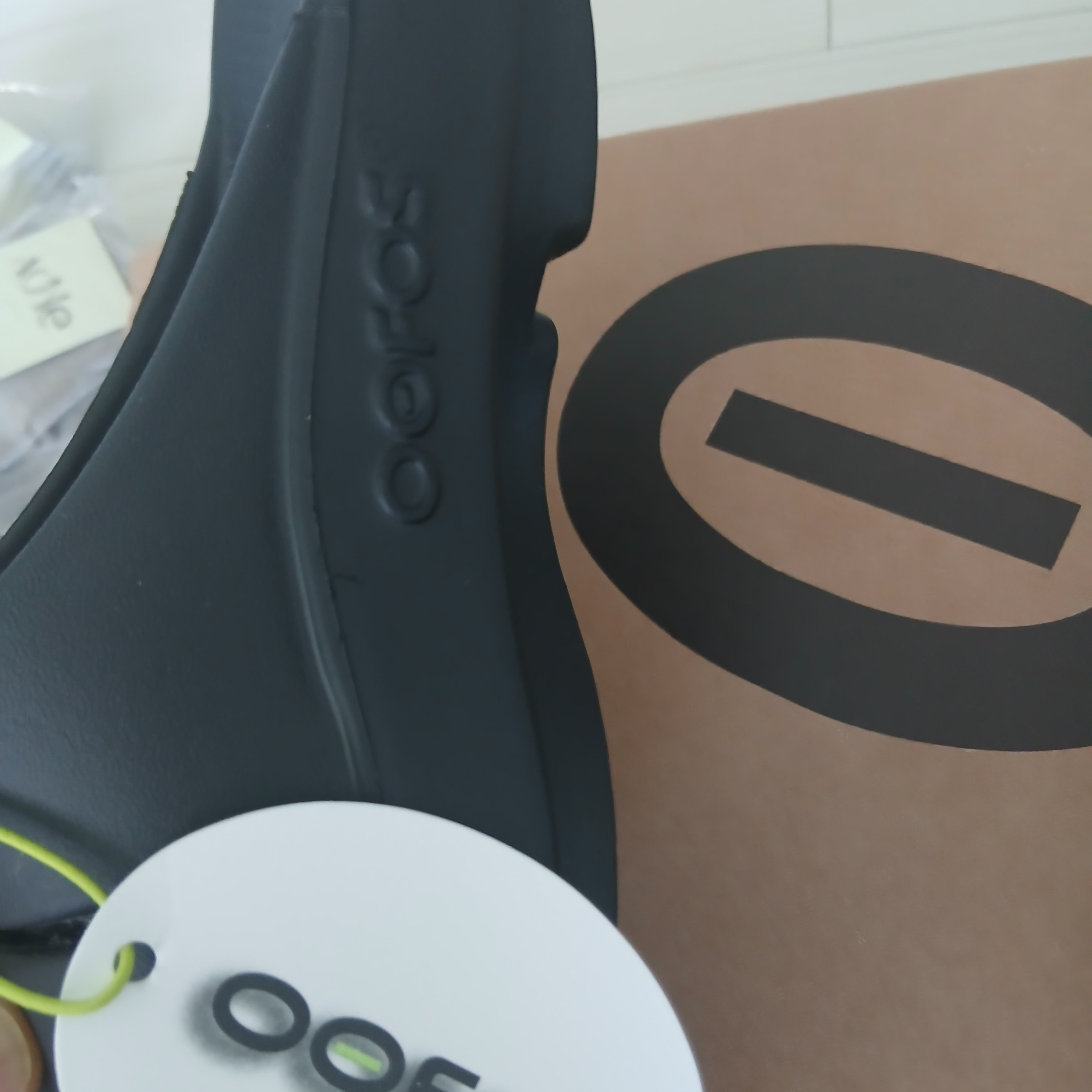 Oofos Ooahh Slide Black 착용 스타일 - 7