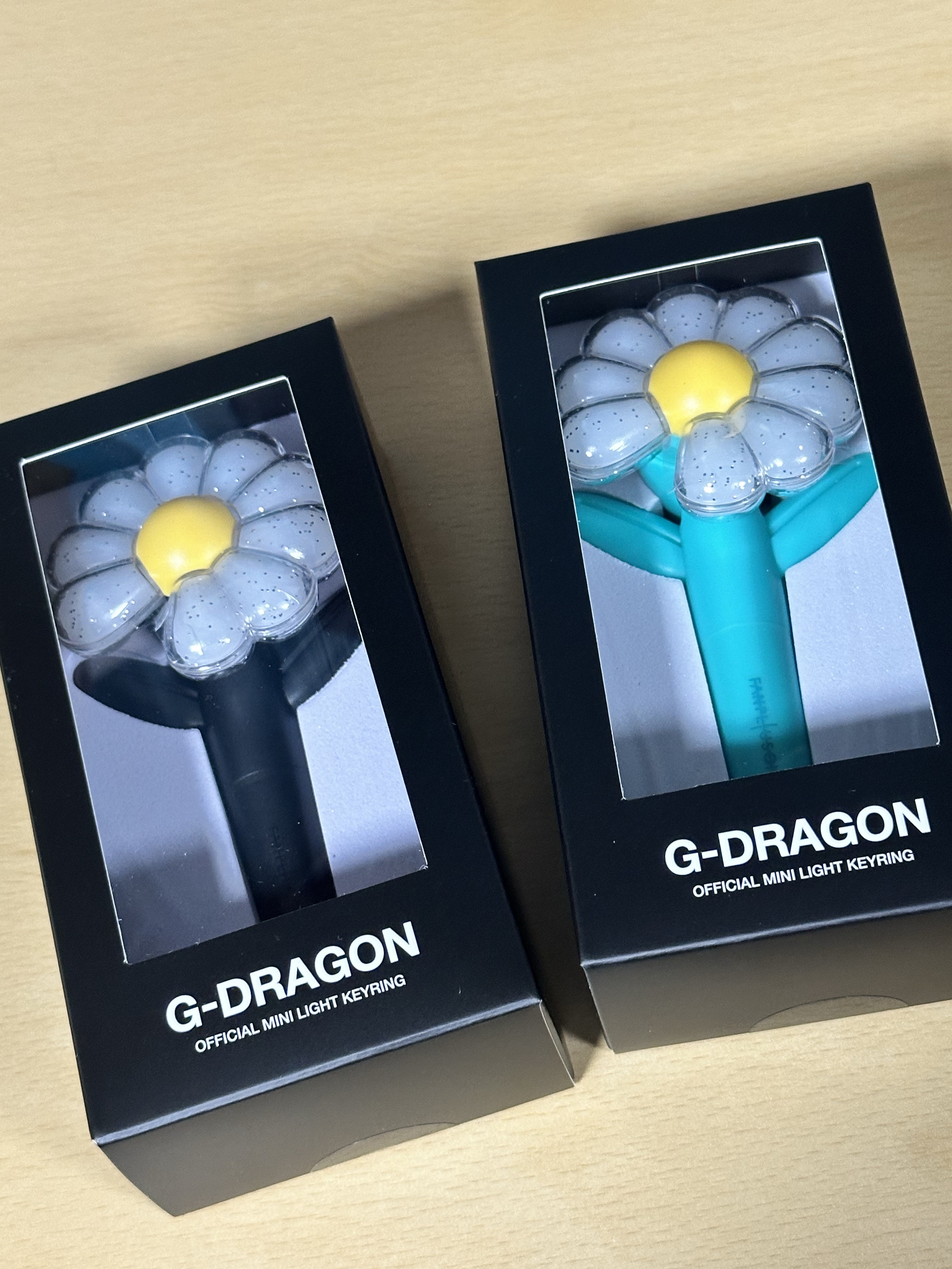 G-DRAGON Ubermensch Official Mini Light Keyring Mint, G-DRAGON Ubermensch Official Mini Light Keyring 착용 스타일