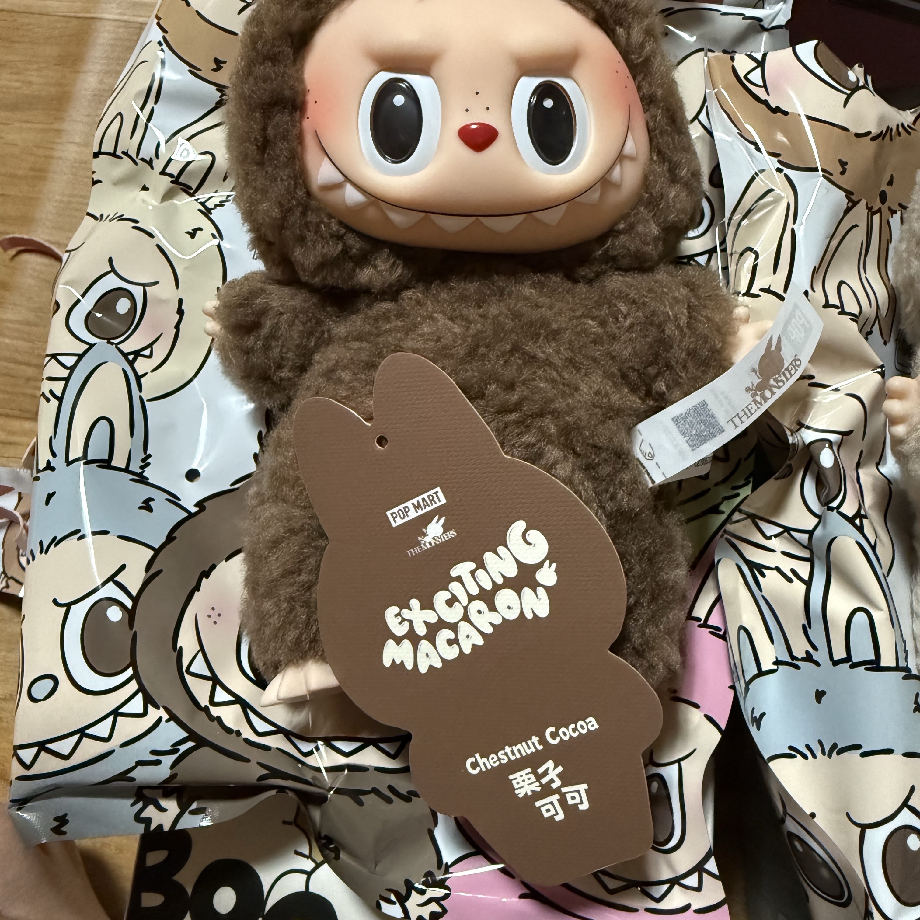 Pop Mart Labubu The Monsters Labubu Tasty Macarons Series Chestnut Cocoa Keyring (Opened Case) 착용 스타일