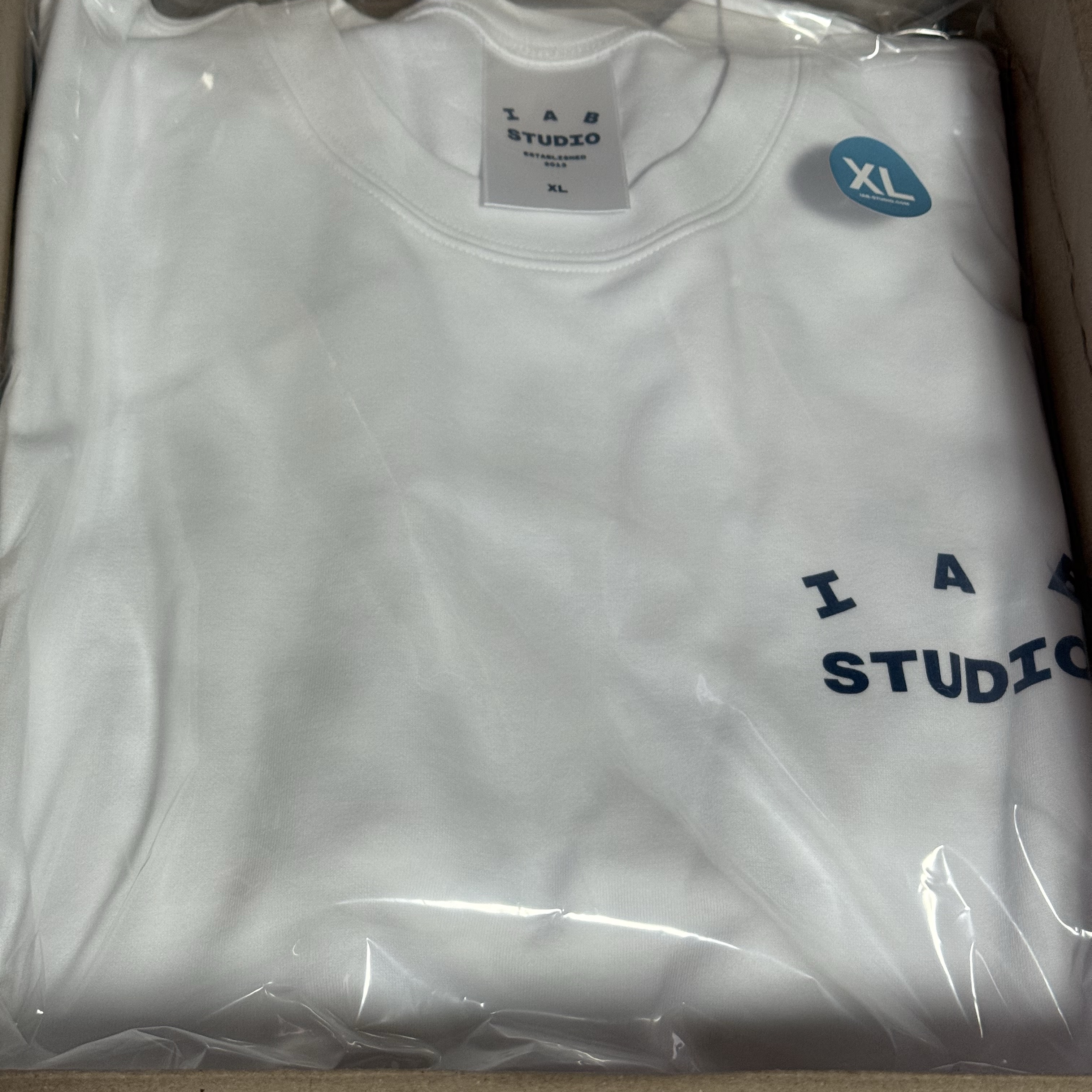 IAB Studio T-Shirt White Navy 착용 스타일