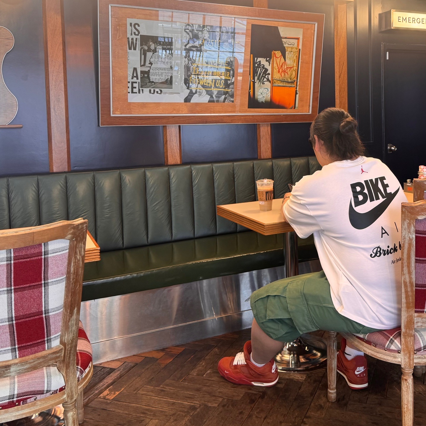 Jordan 4 x Nigel Sylvester Retro OG SP Brick by Brick, Jordan x Nigel Sylvester T-Shirt White (HQ1736-100) 착용 스타일 - 2