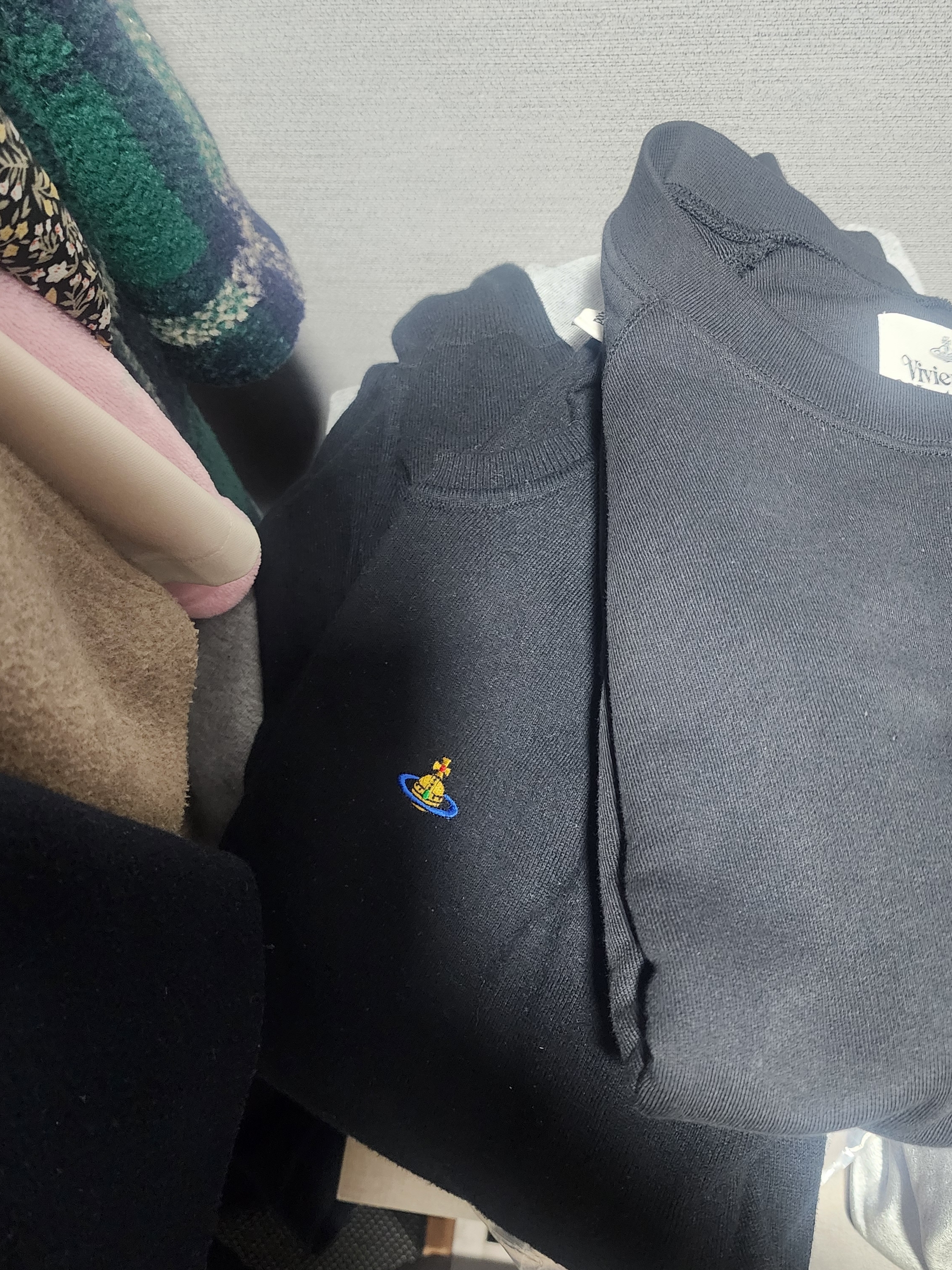 (W) Vivienne Westwood Bea Crewneck Cardigan Black 착용 스타일