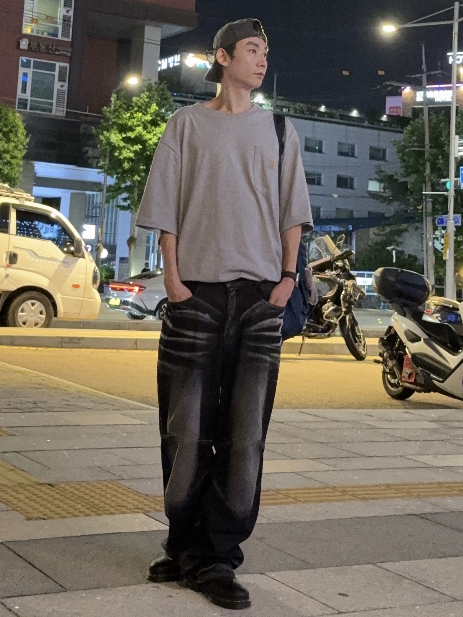 Dr. Martens 1461 Ambassador Black, BLR Embossed Wave Washing Wide Denim Pants Black 착용 스타일 - 4
