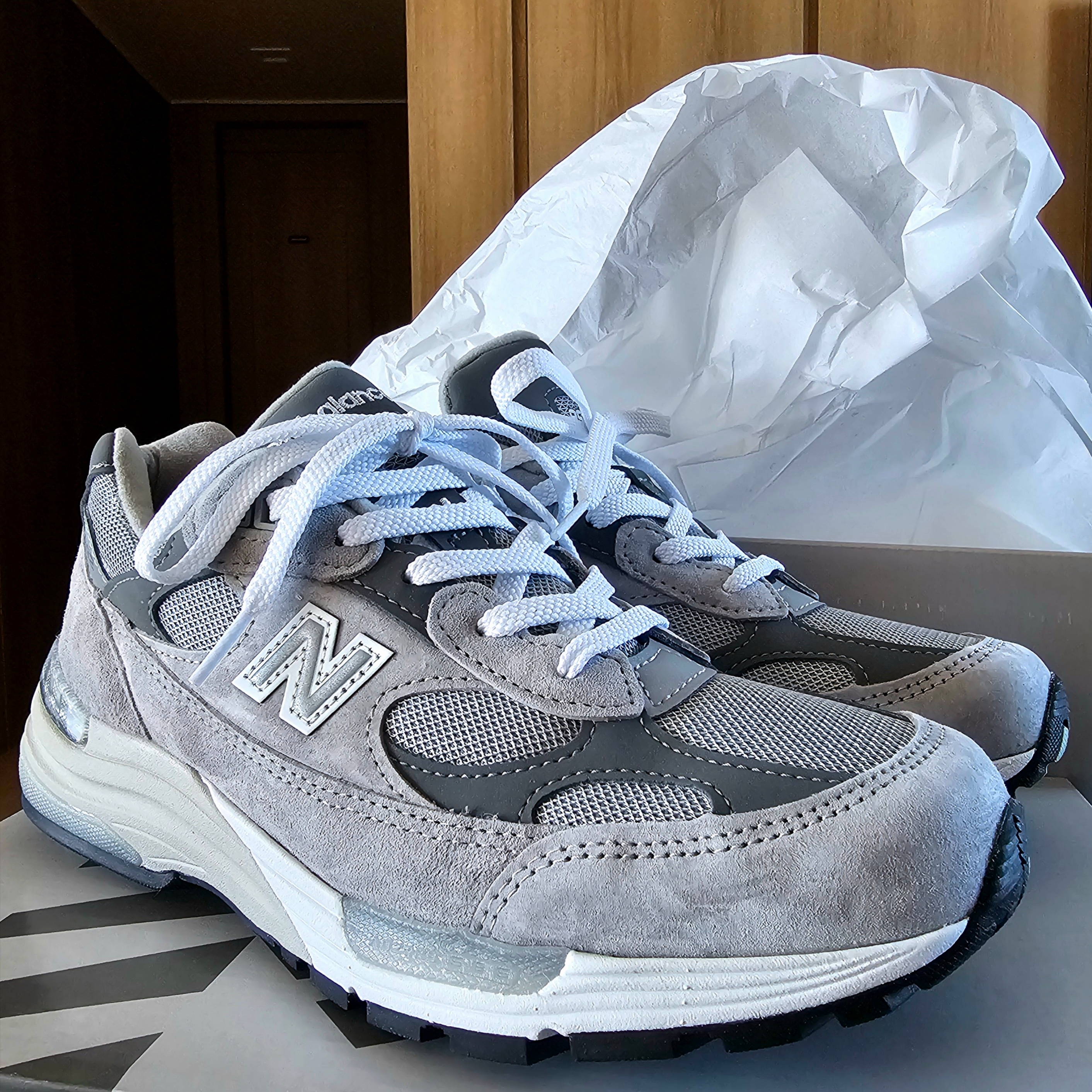 New Balance 992 Made in USA Core Grey Silver Metallic 착용 스타일