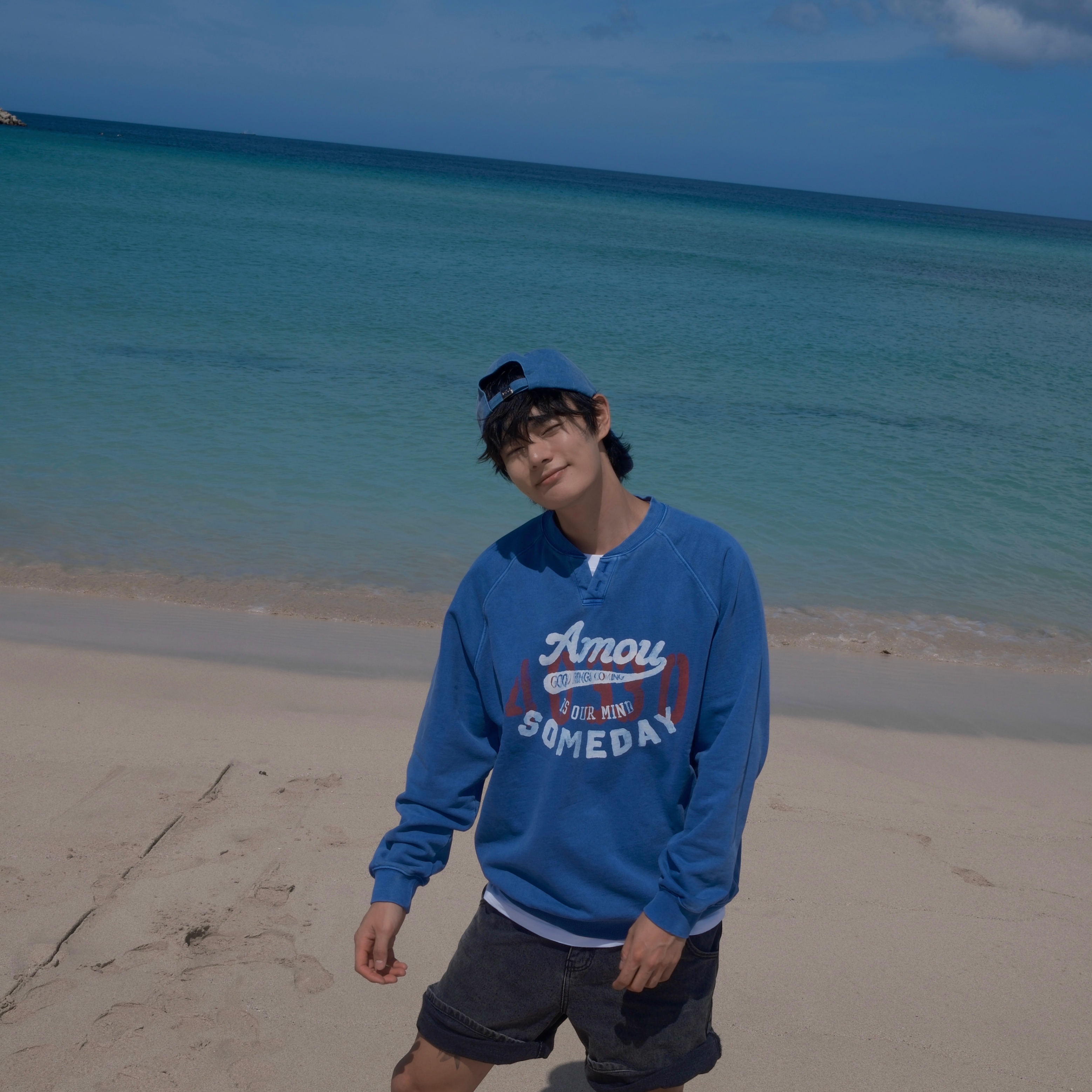 AMOU Someday Henley Neck Blue, AMOU Someday Henley Neck Gray 착용 스타일 - 1