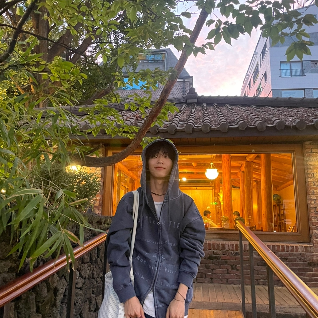 AMOU Pigment 2Way Hoodie Zip Up Navy 착용 스타일
