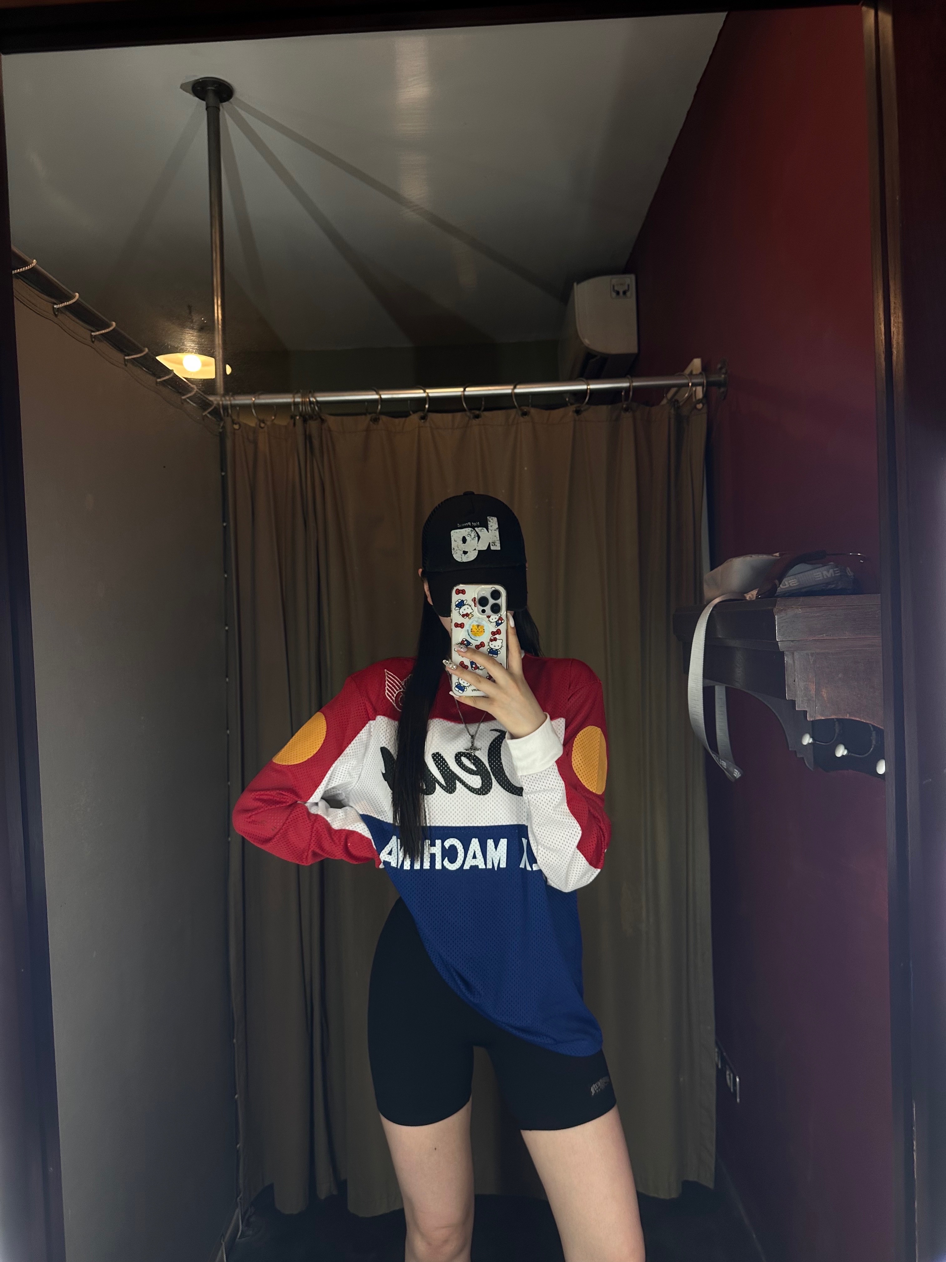 Deus Ex Machina Saber Moto Jersey Red, GRAILZ x KOIN SEOUL Kg Logo Cap Black 착용 스타일 - 1