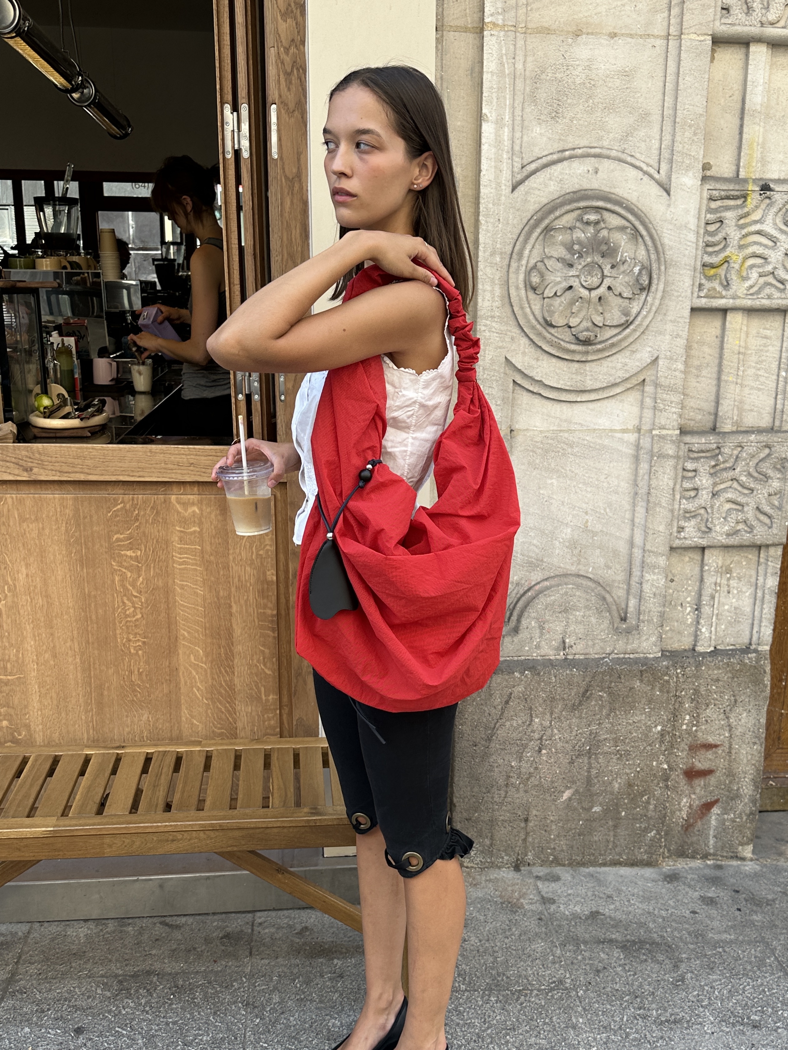 ACOC Large Tangle Twist Bag_Red 착용 스타일 - 2