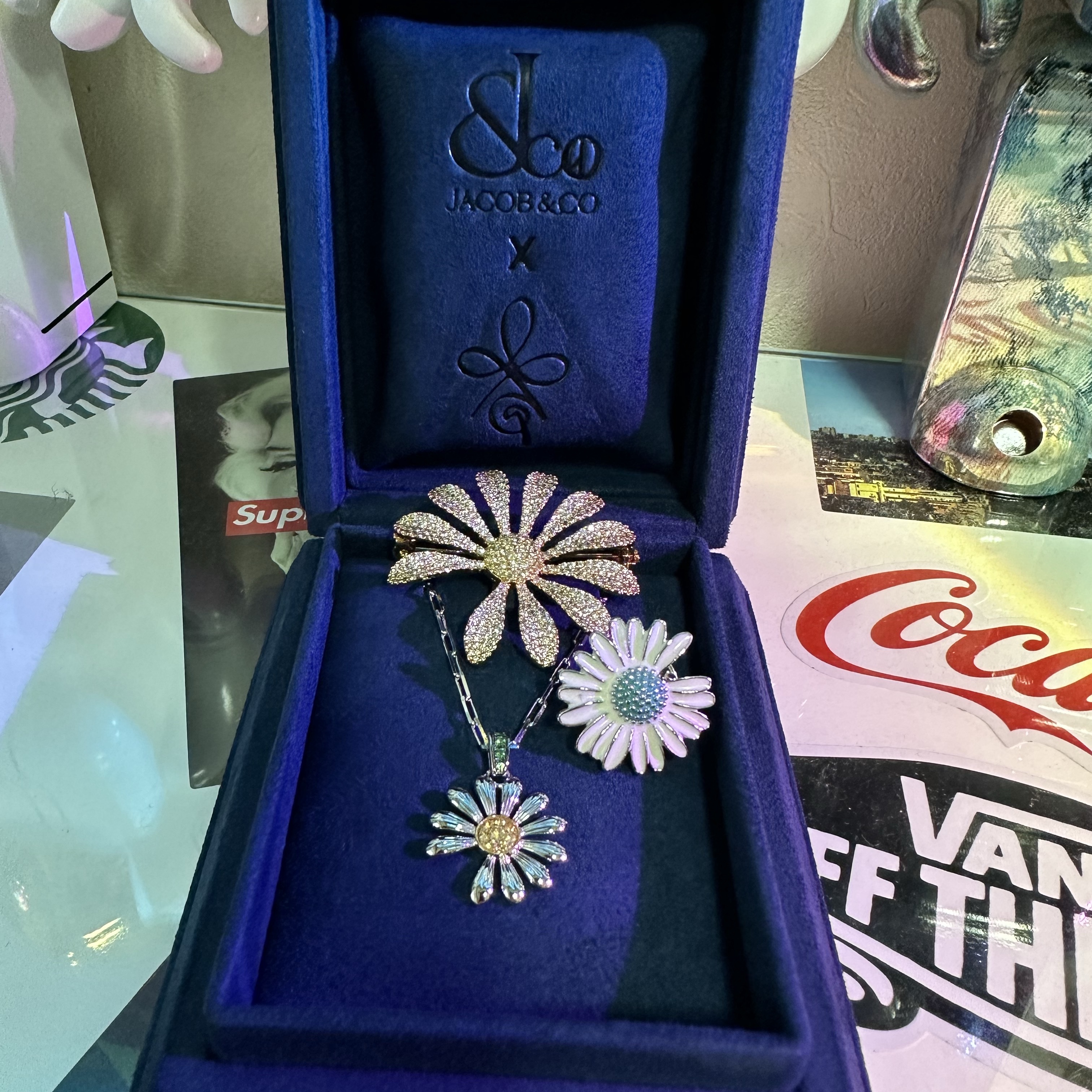 Jacob & Co x Peaceminusone Pendant Sterling Silver & Yellow Gold, Peaceminusone Brooch Set #1 Gold 착용 스타일