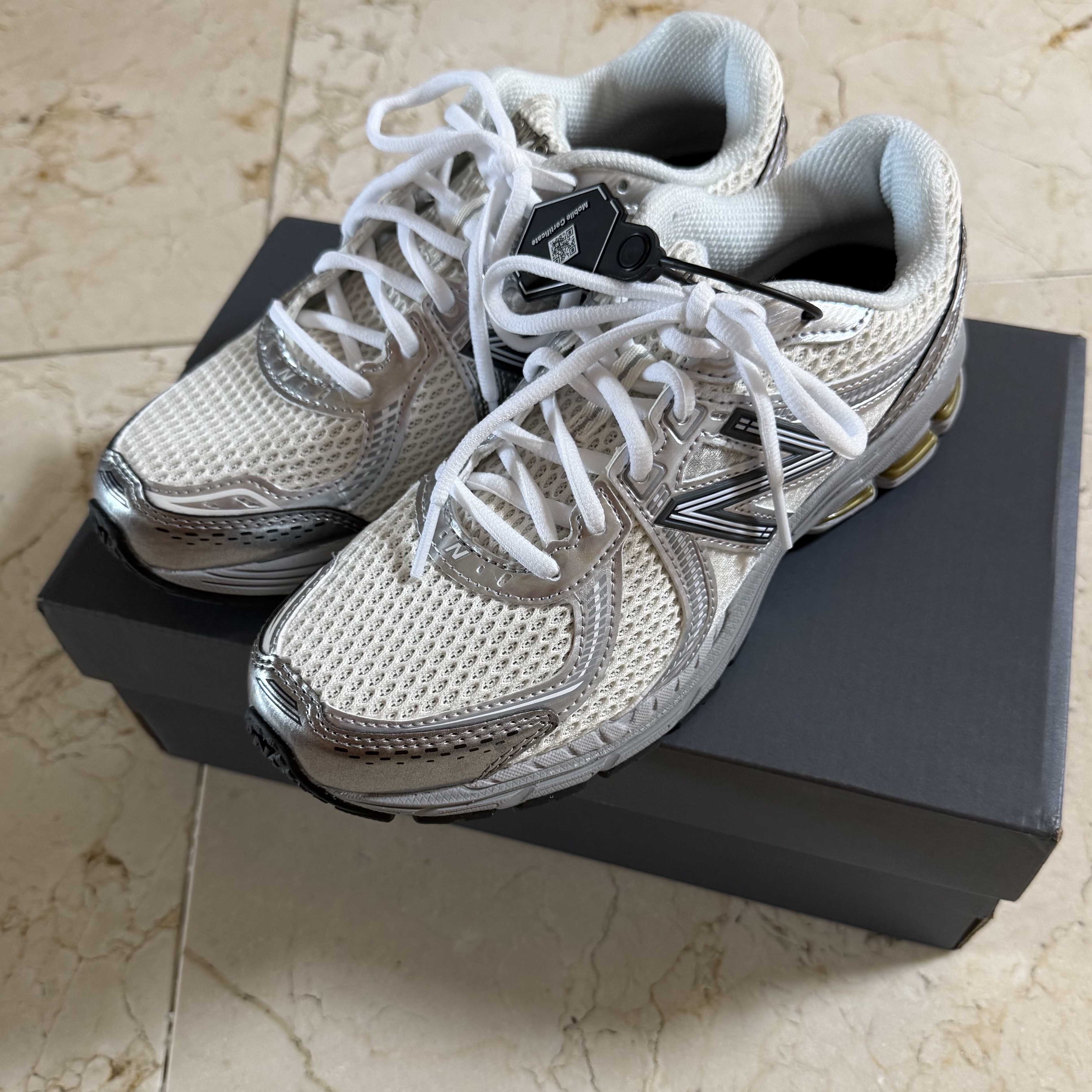 New Balance 860v2 Sea Salt Harbor Grey 착용 스타일
