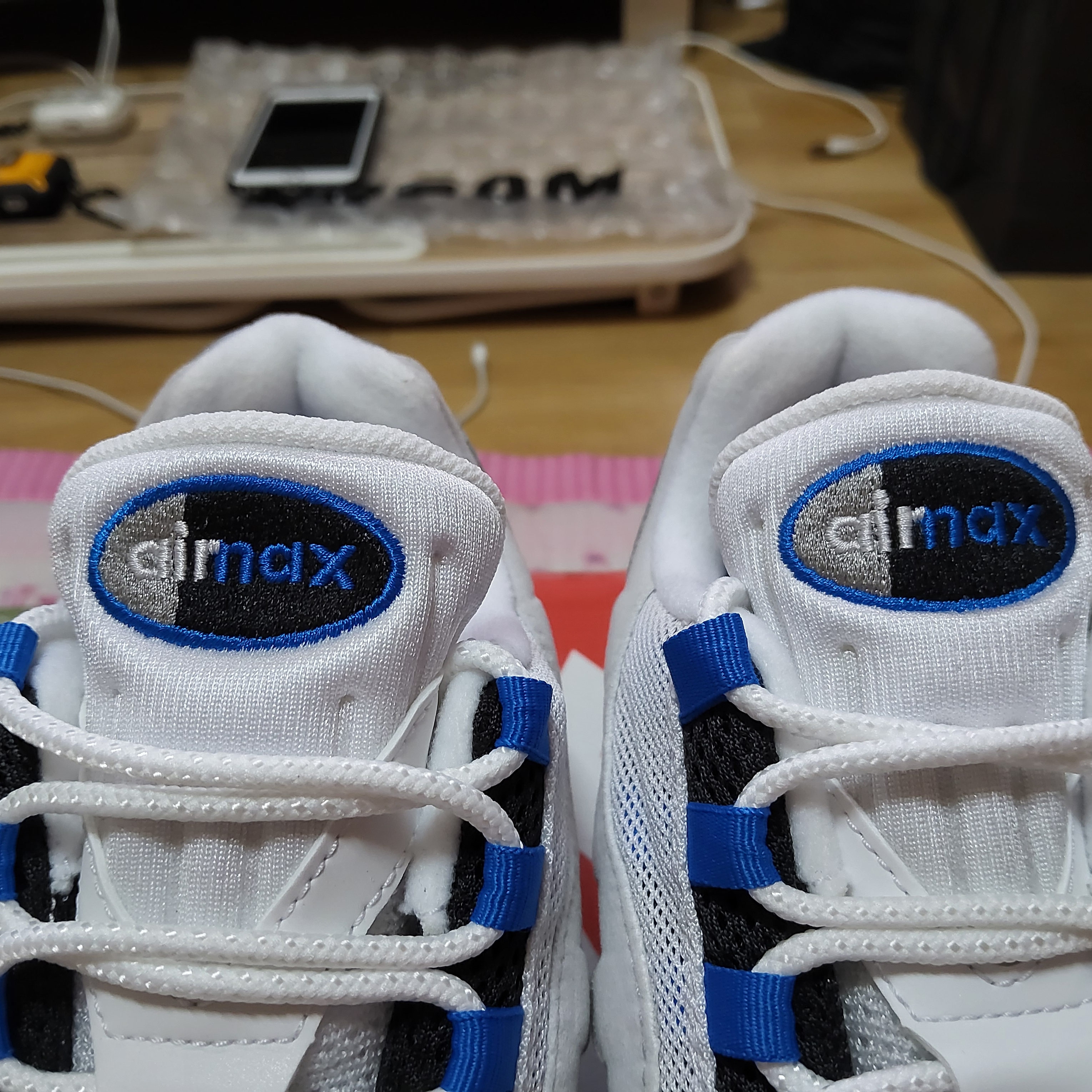 Nike Air Max 95 OG Cool Grey and Blue Spark 착용 스타일 - 2
