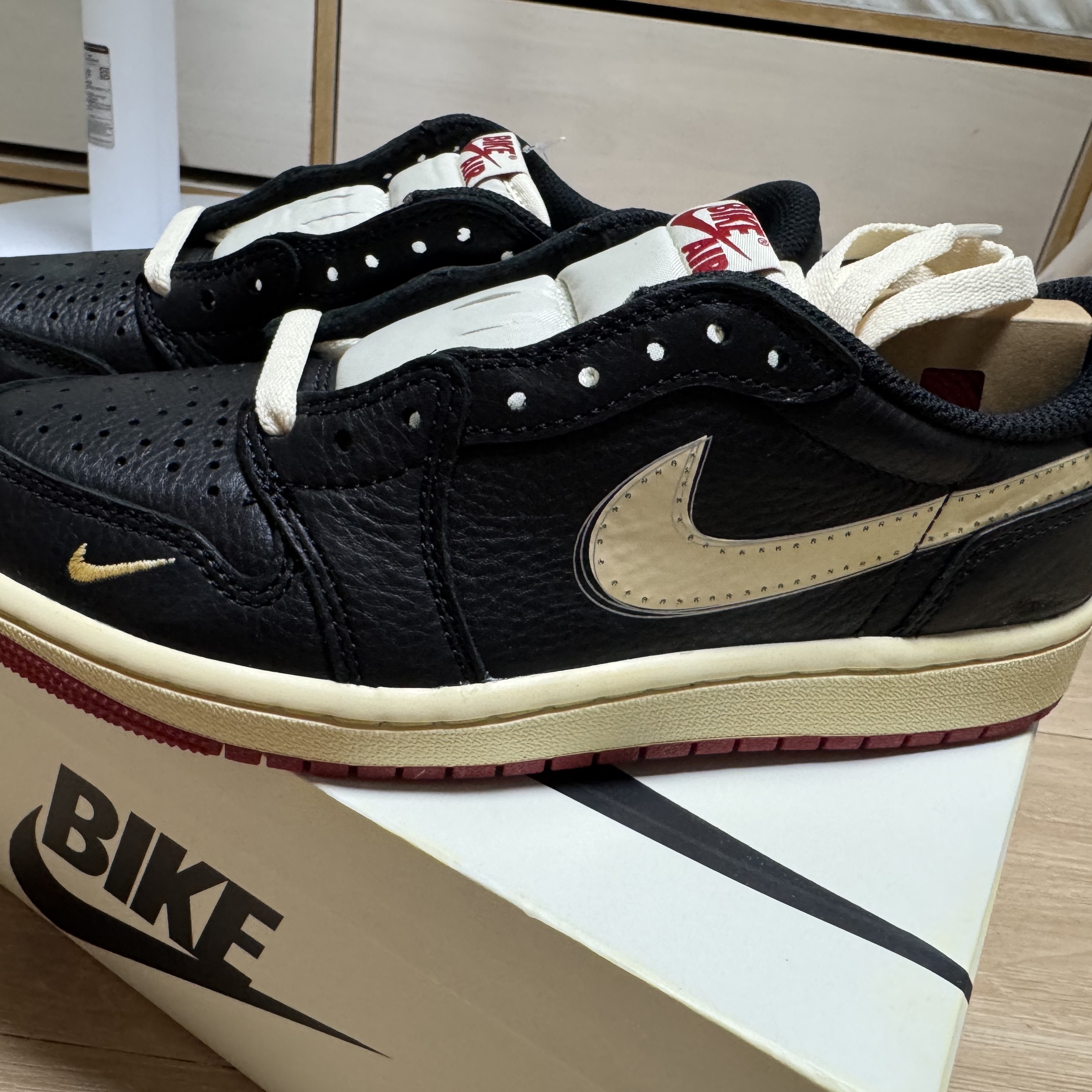 Jordan 1 x Nigel Sylvester Retro Low OG Better With Time 착용 스타일 - 1