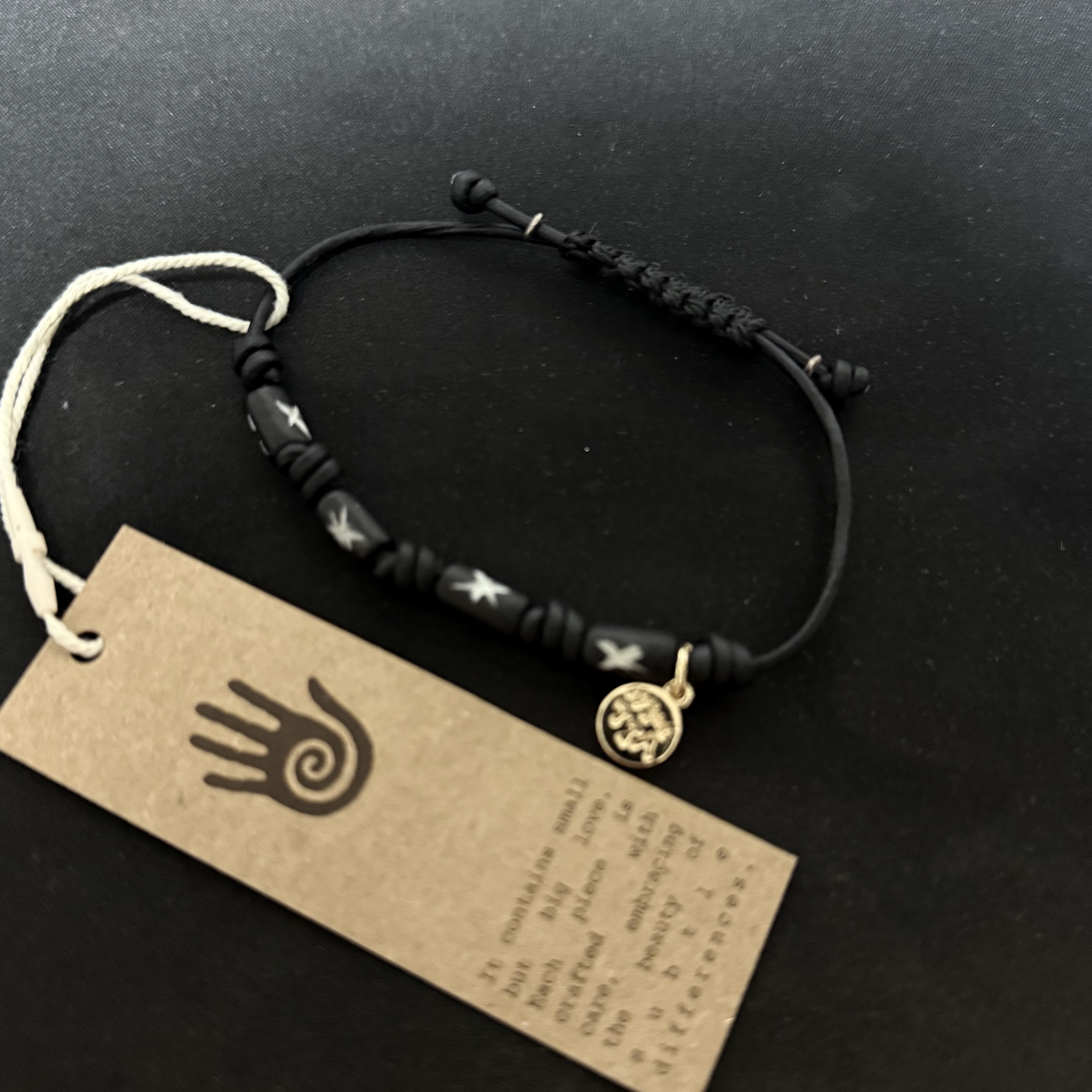 TOWTOW.ARCHIVE Eclipse Bracelet Black 착용 스타일 - 1