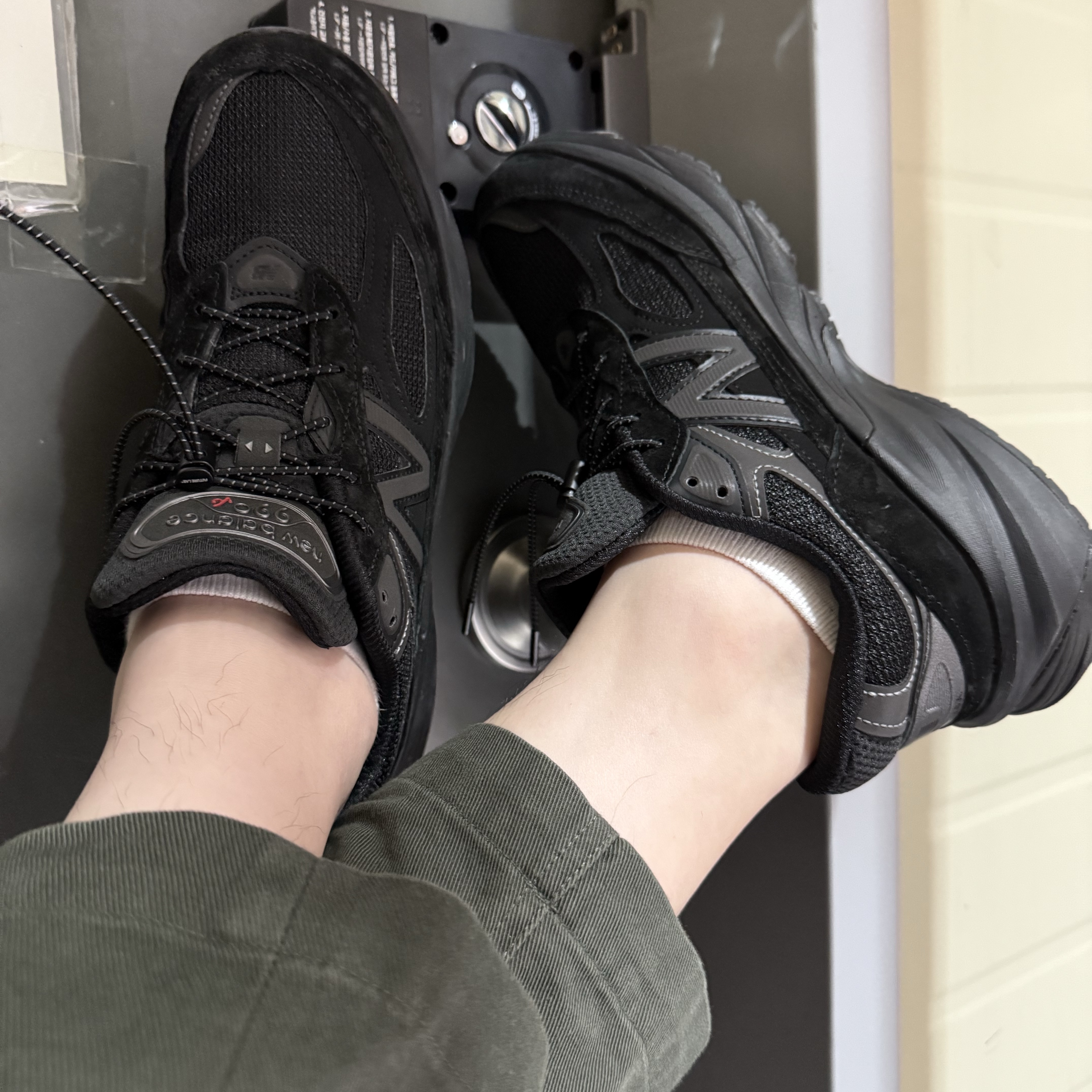 New Balance 990v6 Made in USA Triple Black - D Standard 착용 스타일