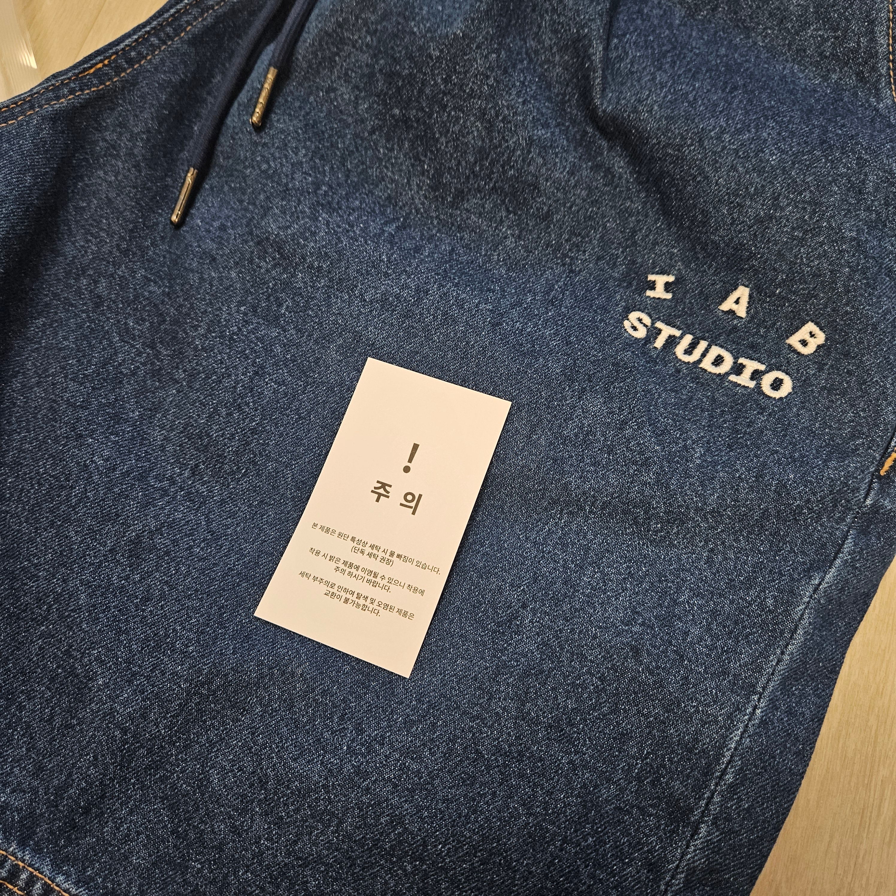 IAB Studio Denim Shorts Deep Blue 착용 스타일 - 2