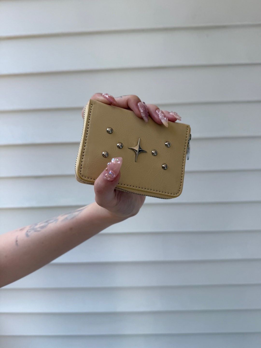 For Appeal Stud Zipper Card Wallet Butter 착용 스타일