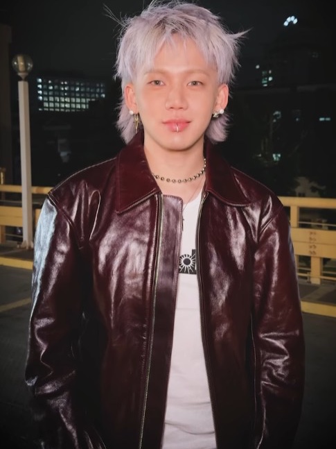 Undermycar 25SS Cordovan Effect Crop Easy Rider Jacket Black, Undermycar 25SS Cordovan Effect Crop Easy Rider Jacket Red 착용 스타일