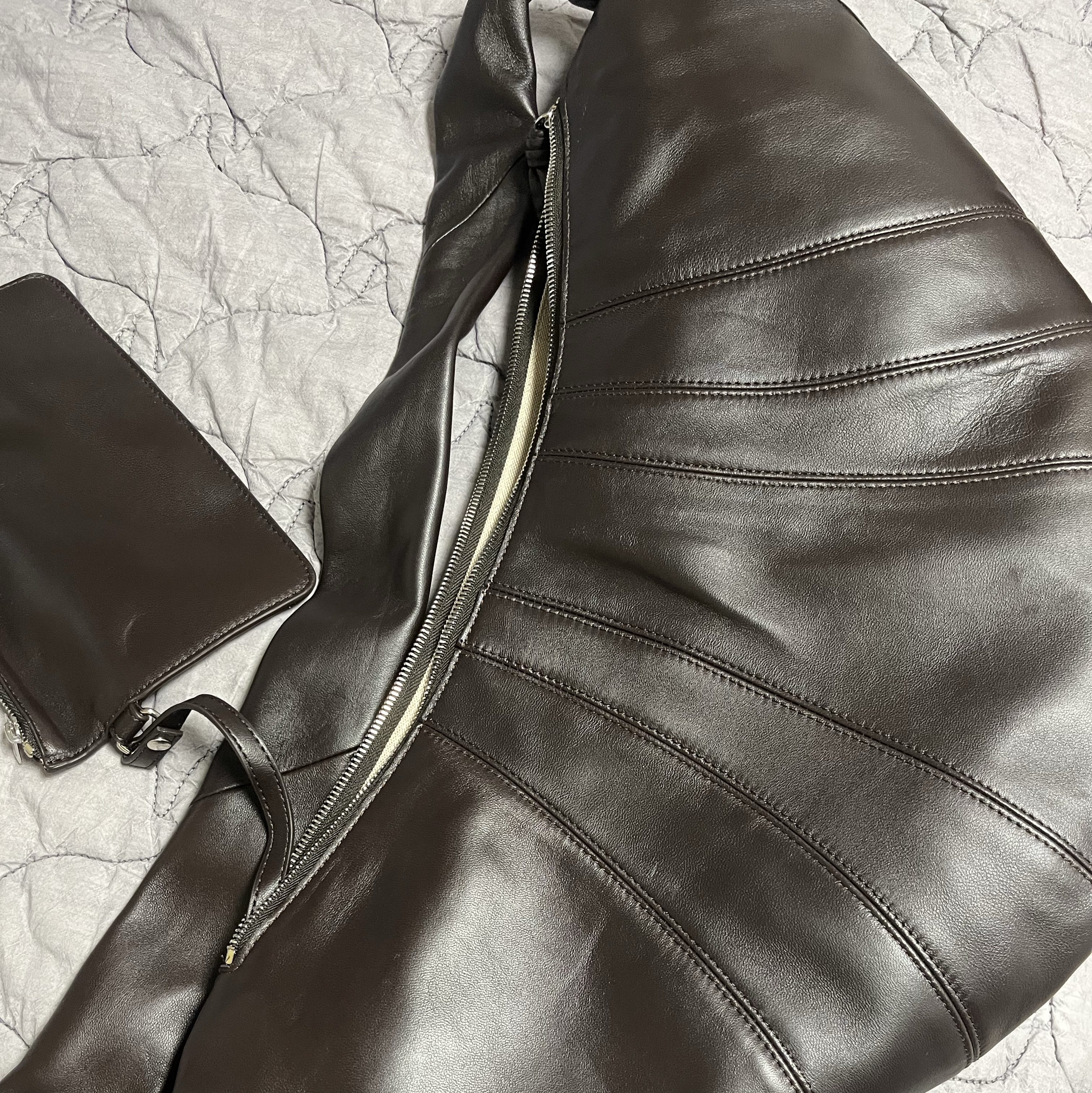Lemaire Large Croissant Bag Soft Nappa Leather Dark Chocolate 착용 스타일